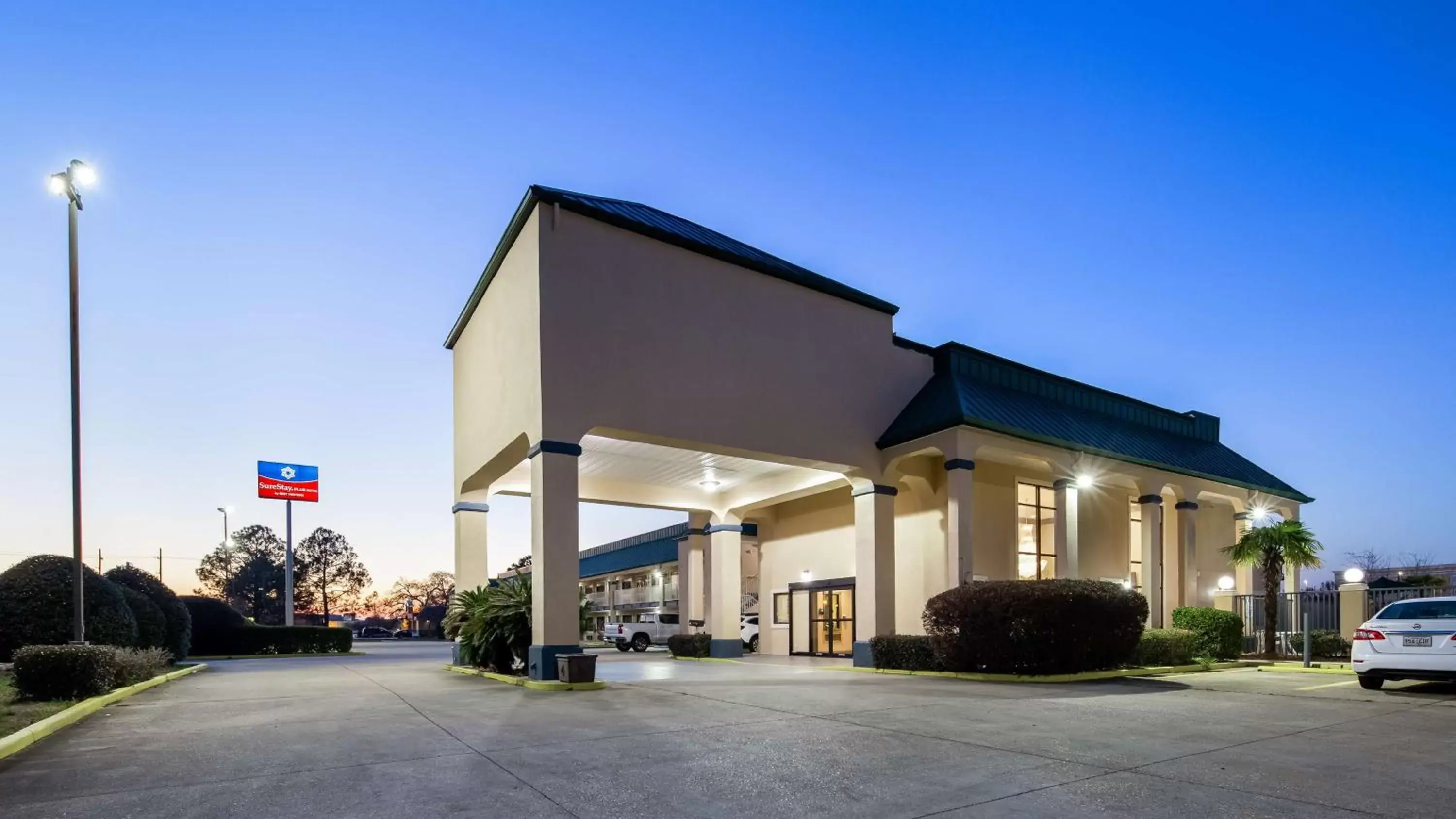 Property Building in SureStay Plus Hotel by Best Western Hammond