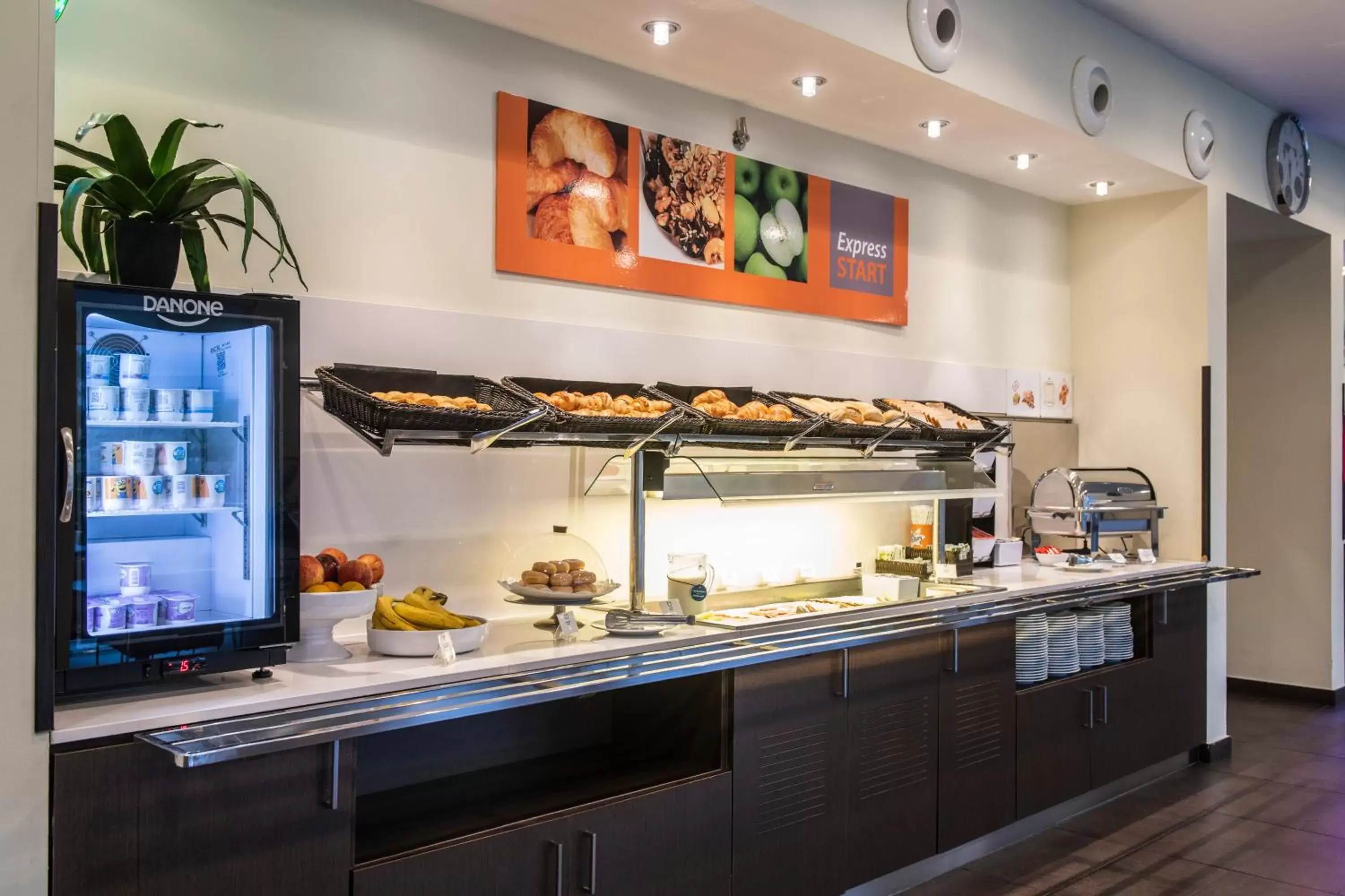 Buffet breakfast, Restaurant/Places to Eat in Holiday Inn Express Sant Cugat, an IHG Hotel