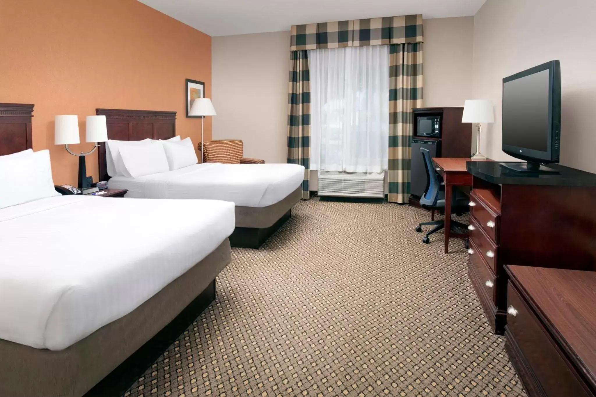 Photo of the whole room, TV/Entertainment Center in Holiday Inn Express & Suites by IHG Chambersburg, an IHG Hotel