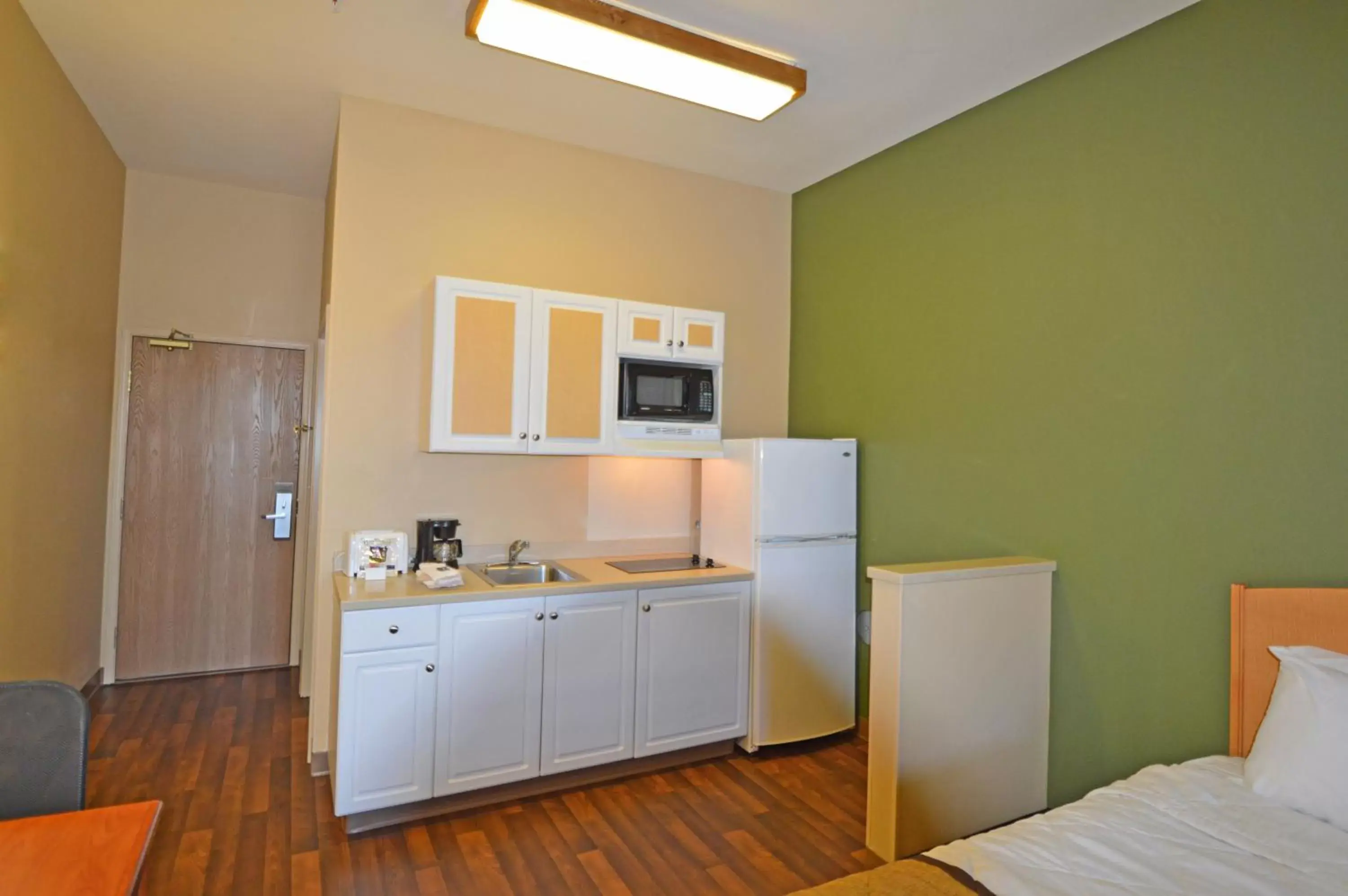 Kitchen or kitchenette, Kitchen/Kitchenette in Extended Stay America Suites - Juneau - Shell Simmons Drive