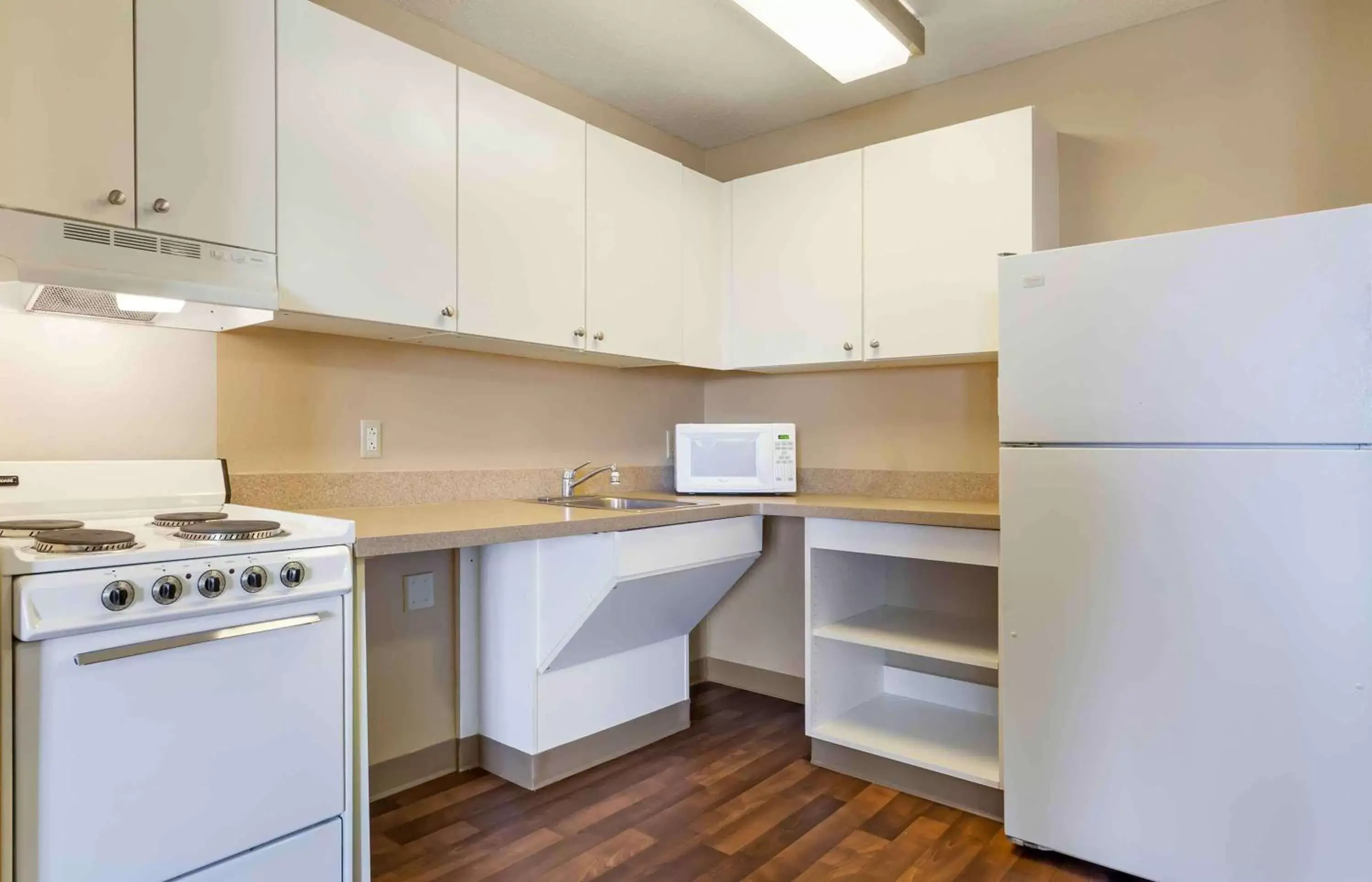 Bedroom, Kitchen/Kitchenette in Extended Stay America Suites - Madison - Old Sauk Rd