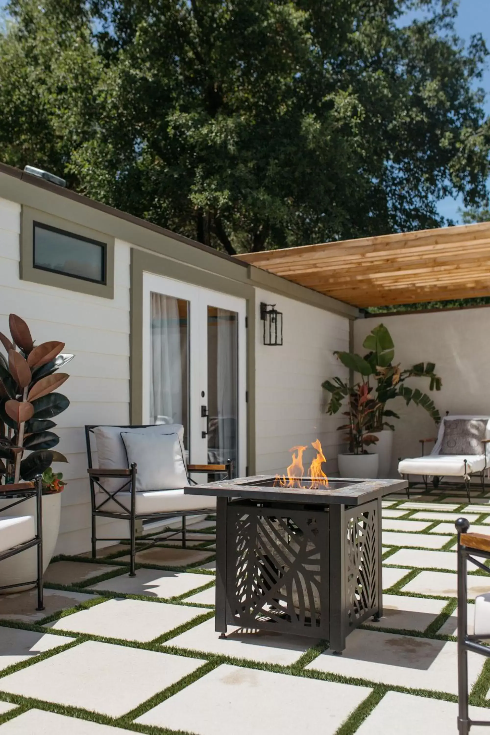 Inner courtyard view in Calamigos Guest Ranch and Beach Club