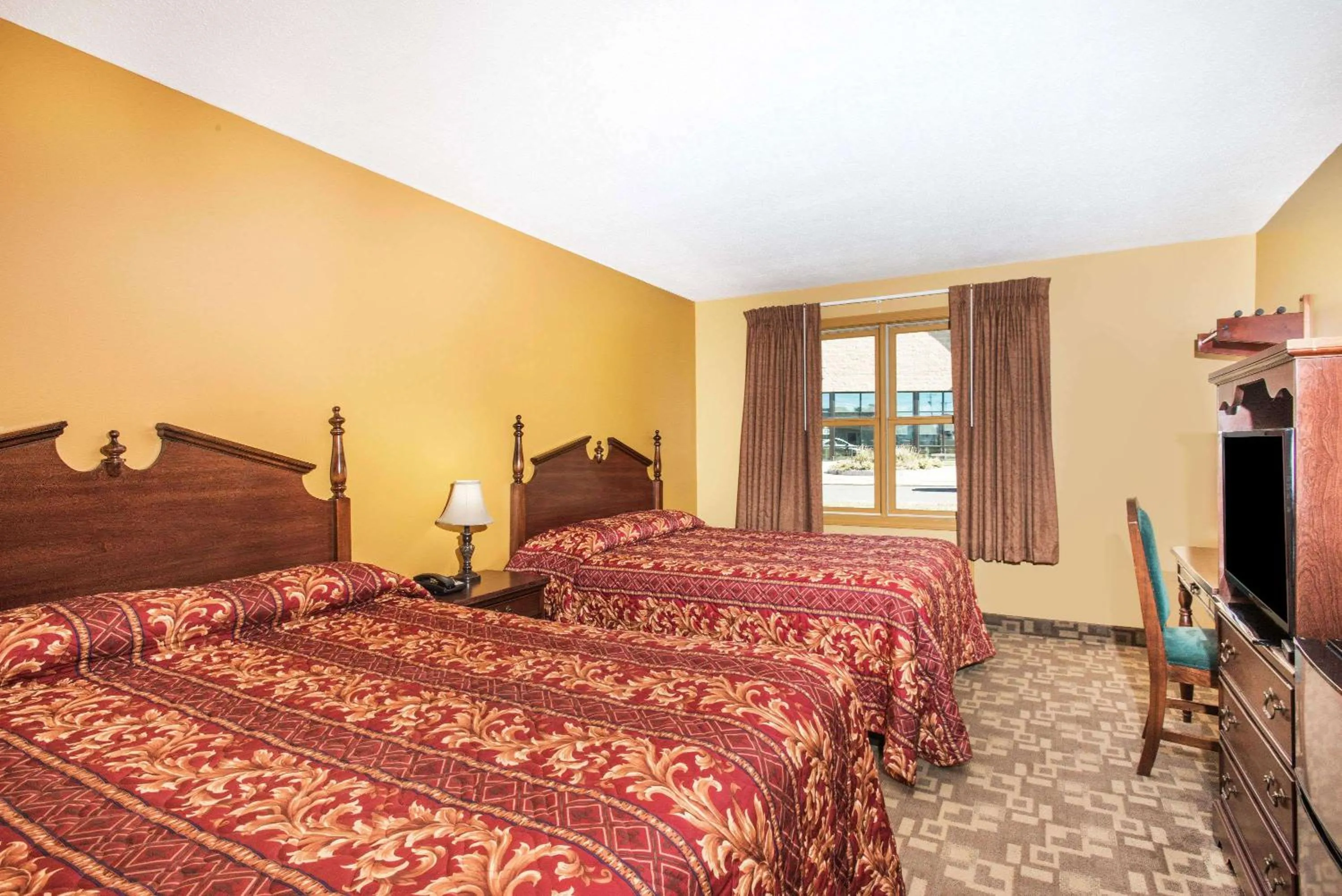 Photo of the whole room, Bed in Knights Inn Hadley