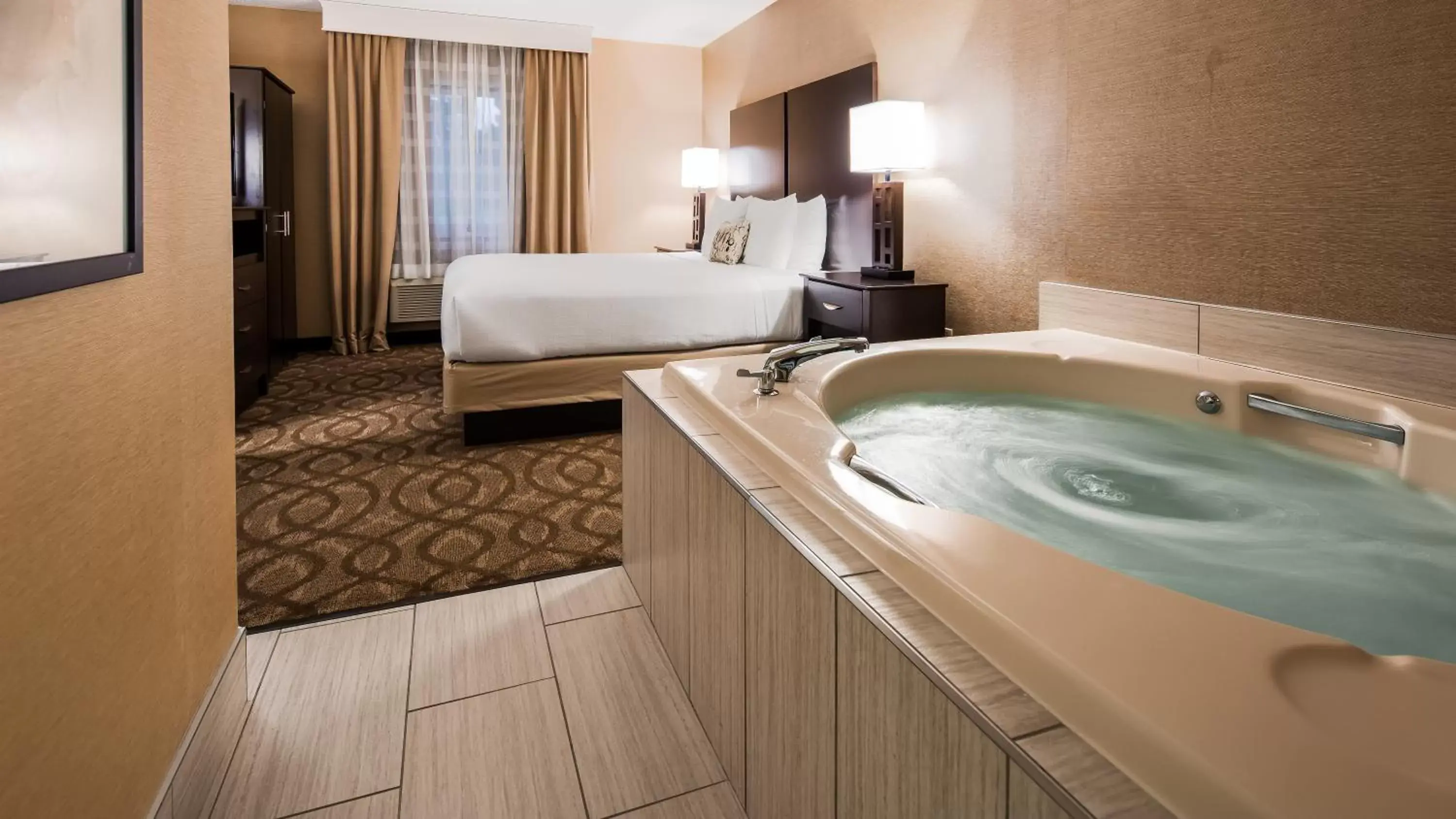 Bedroom, Bathroom in Best Western Okemos/East Lansing Hotel & Suites