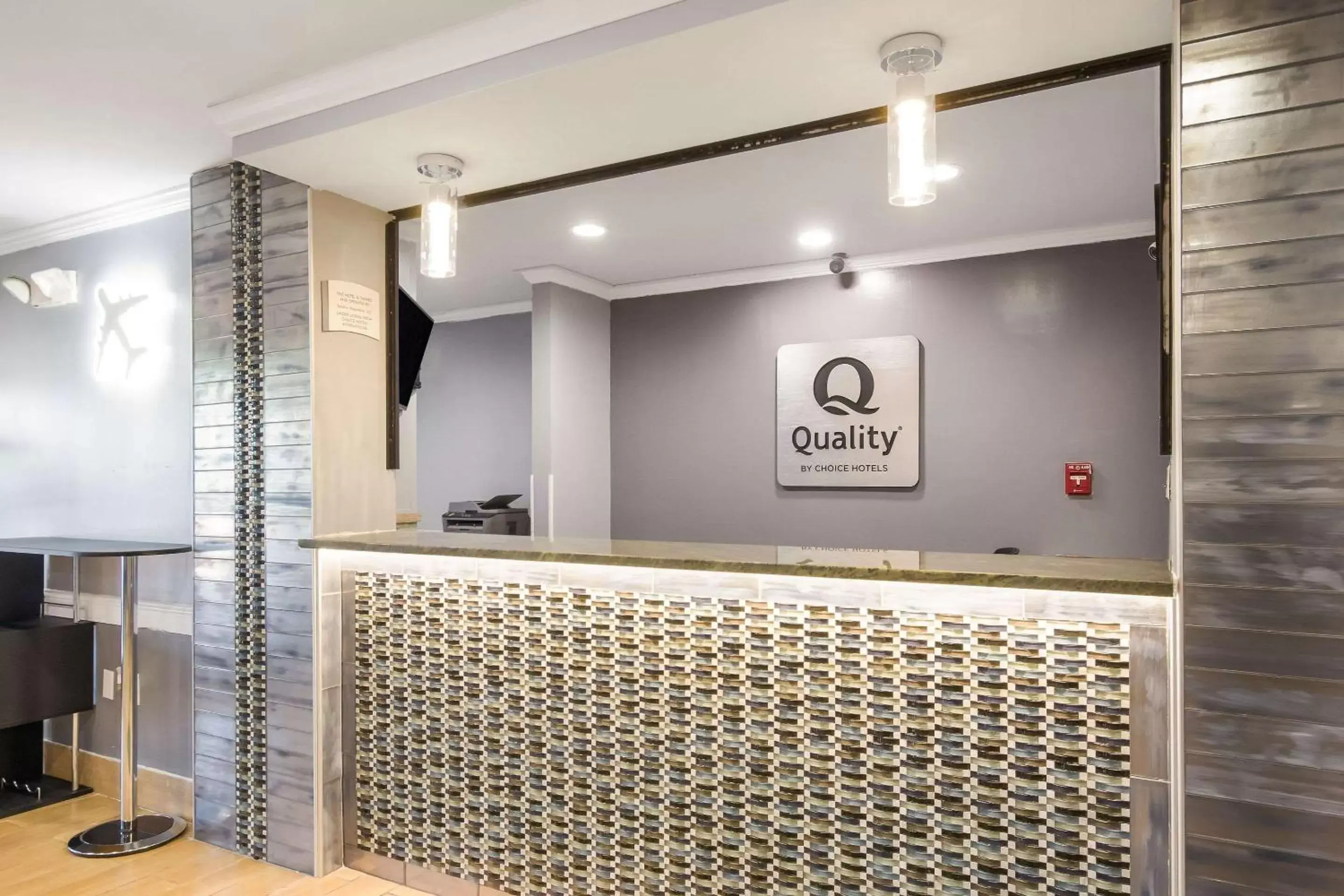 Lobby or reception, Bathroom in Quality Inn & Suites CVG Airport