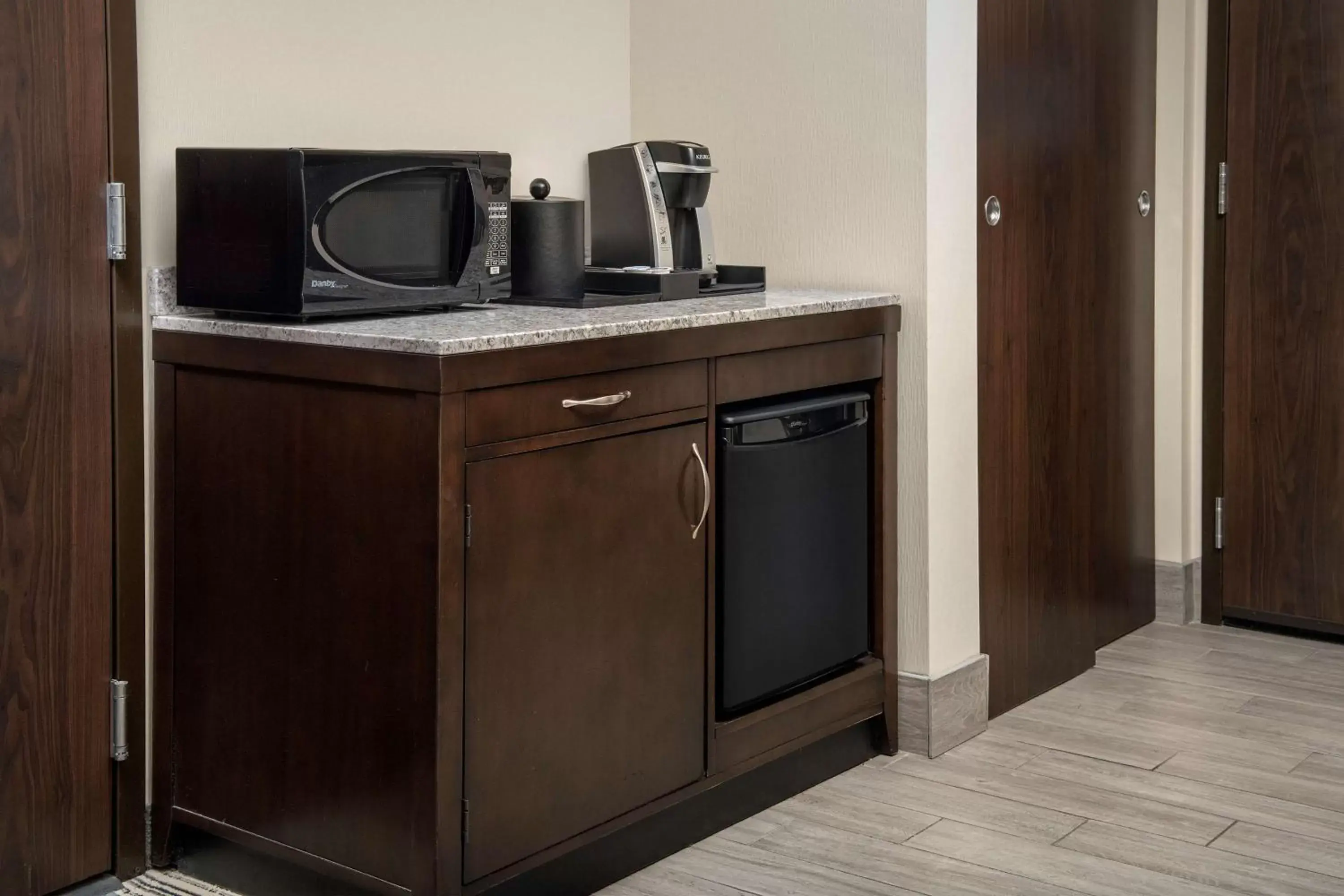 Photo of the whole room, Kitchen/Kitchenette in Hilton Garden Inn Murfreesboro