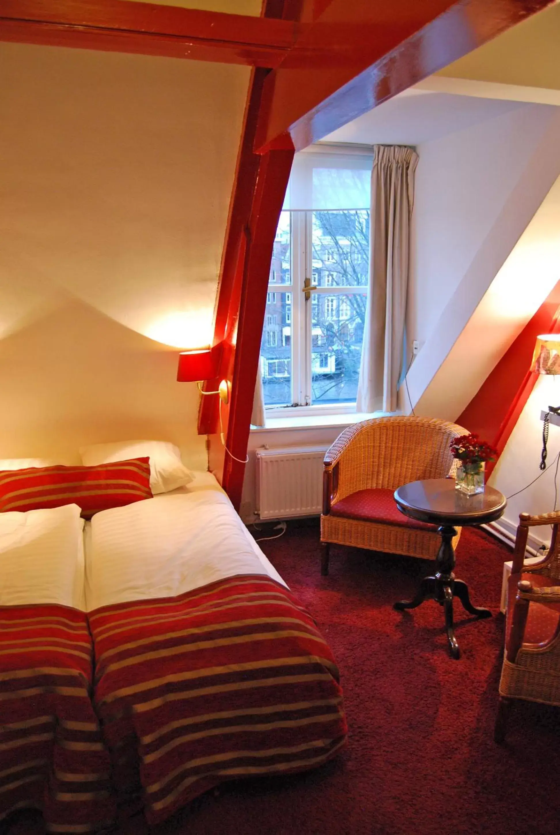Photo of the whole room, Bed in Amsterdam House Hotel