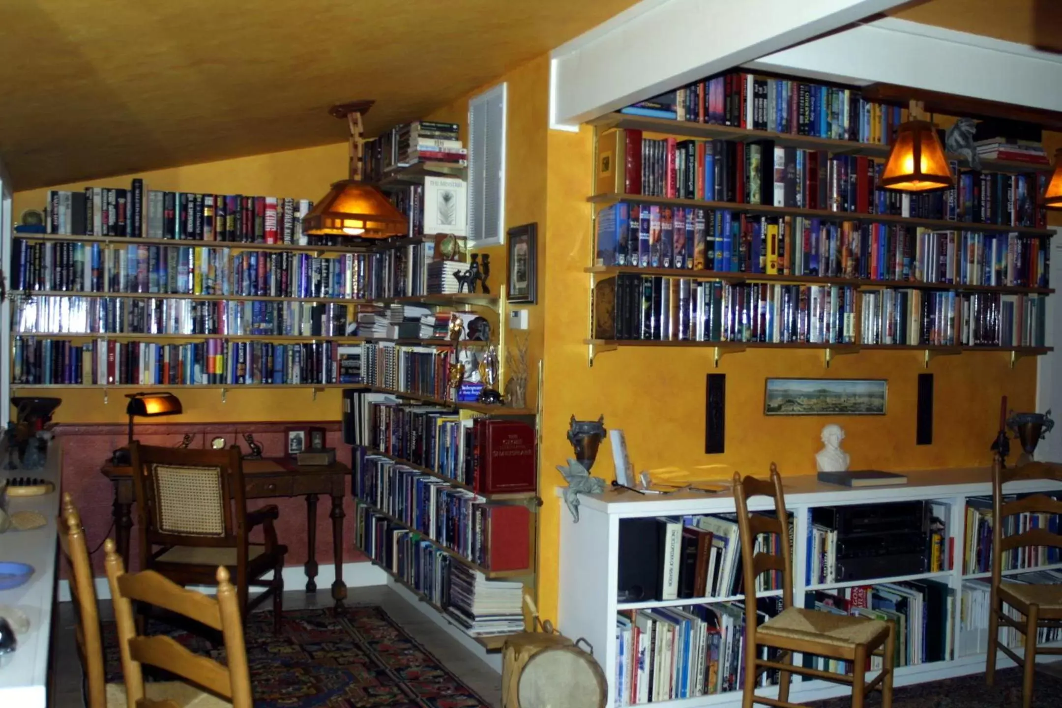 Library in Arden Forest Inn