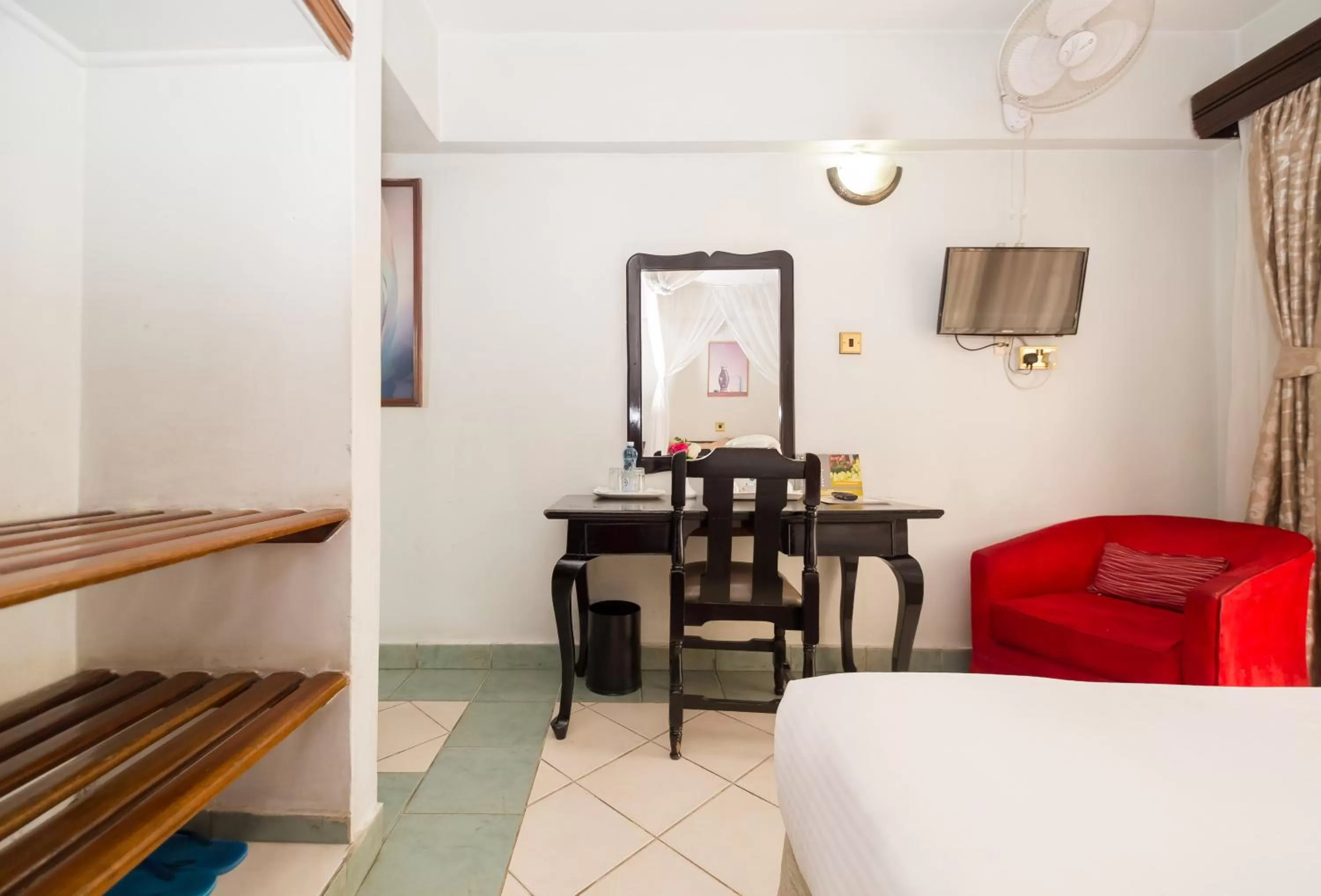 Seating area, Bed in Marble Arch Hotel