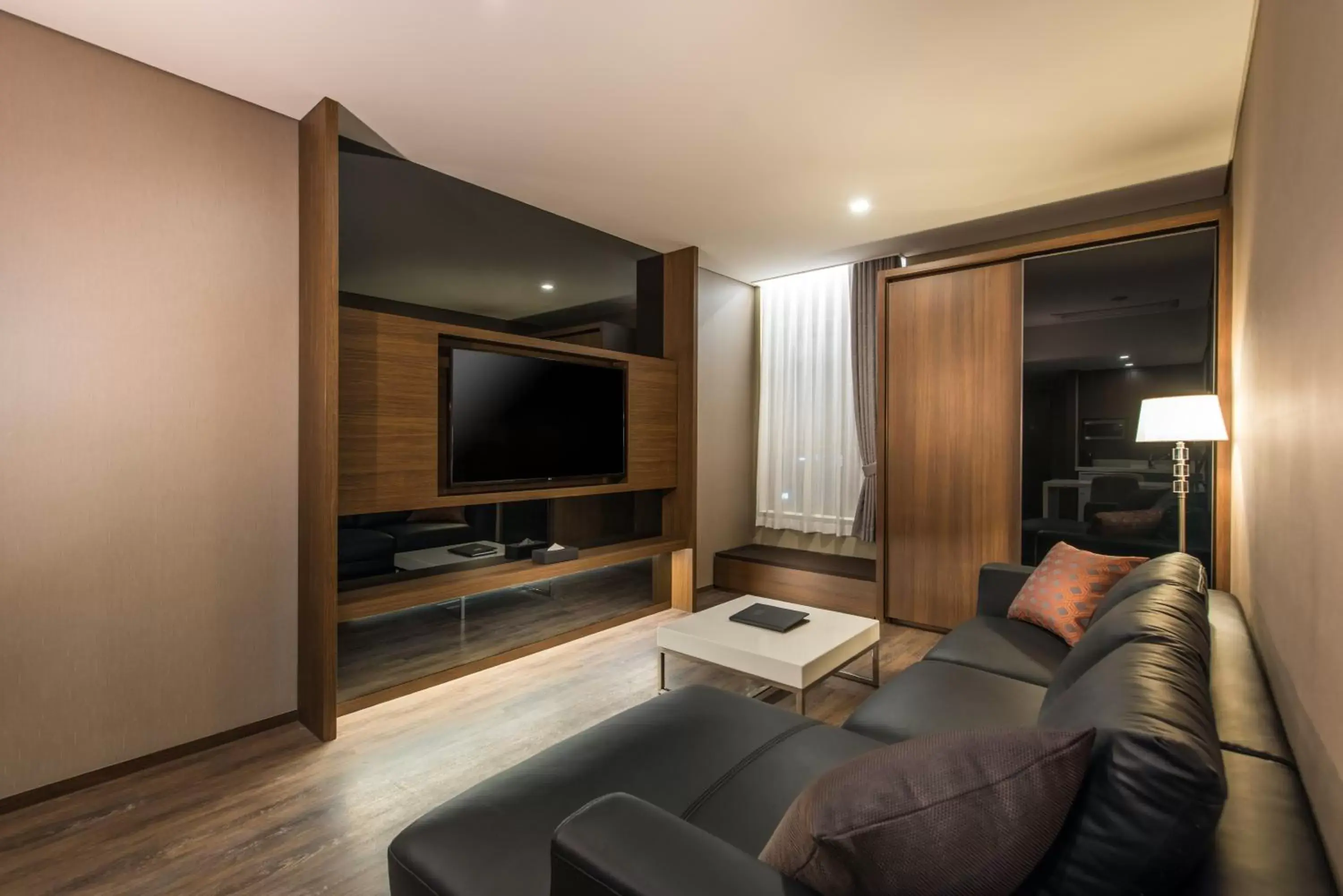 Living room, TV/Entertainment Center in ENA Suite Hotel Namdaemun