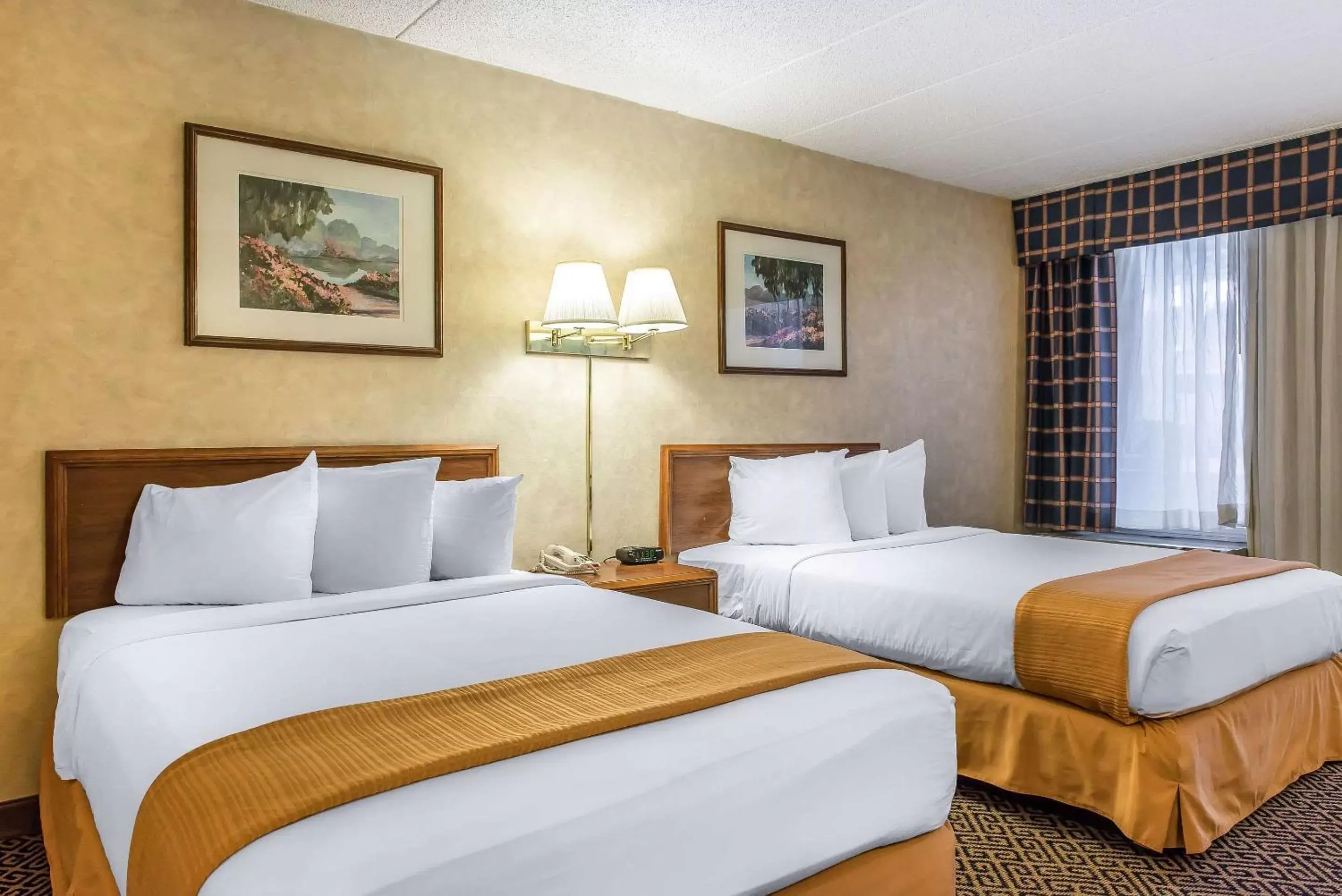 Photo of the whole room, Bed in Quality Inn & Conference Center - Springfield