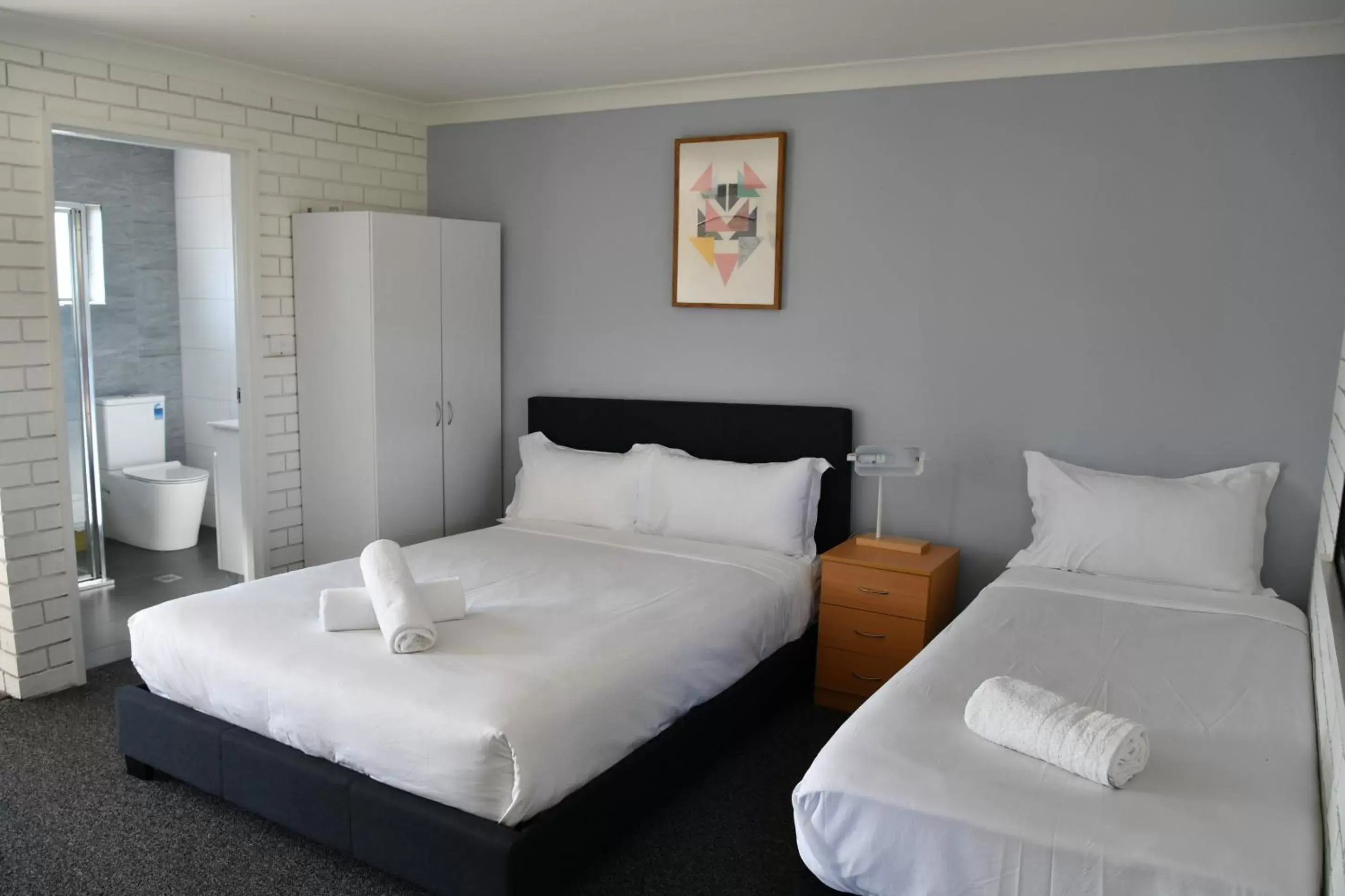 Bedroom, Bed in Lakeside Inn Wollongong