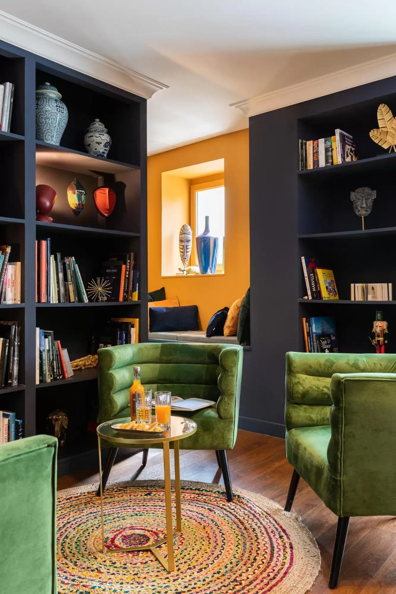 Living room, Library in Hôtel - Restaurant Le Globe