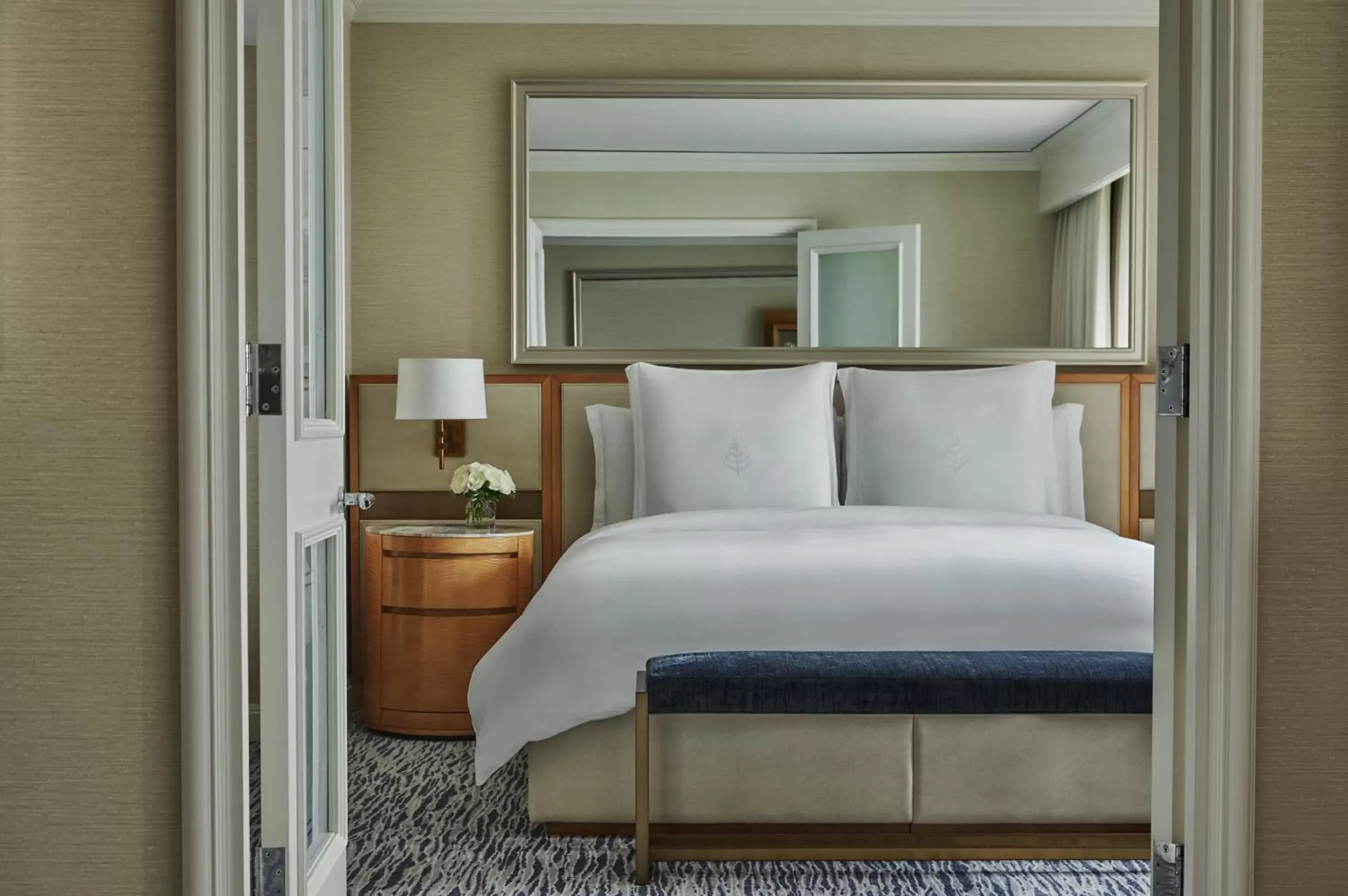 Bedroom, Bed in Four Seasons Chicago