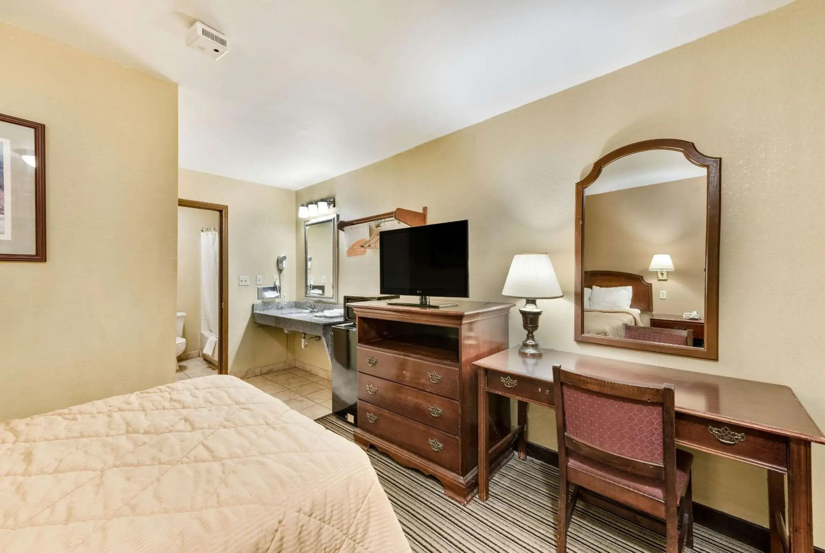 Photo of the whole room, Bed in Rodeway Inn Columbus West Photo of the whole room, Bed in Rodeway Inn Columbus West