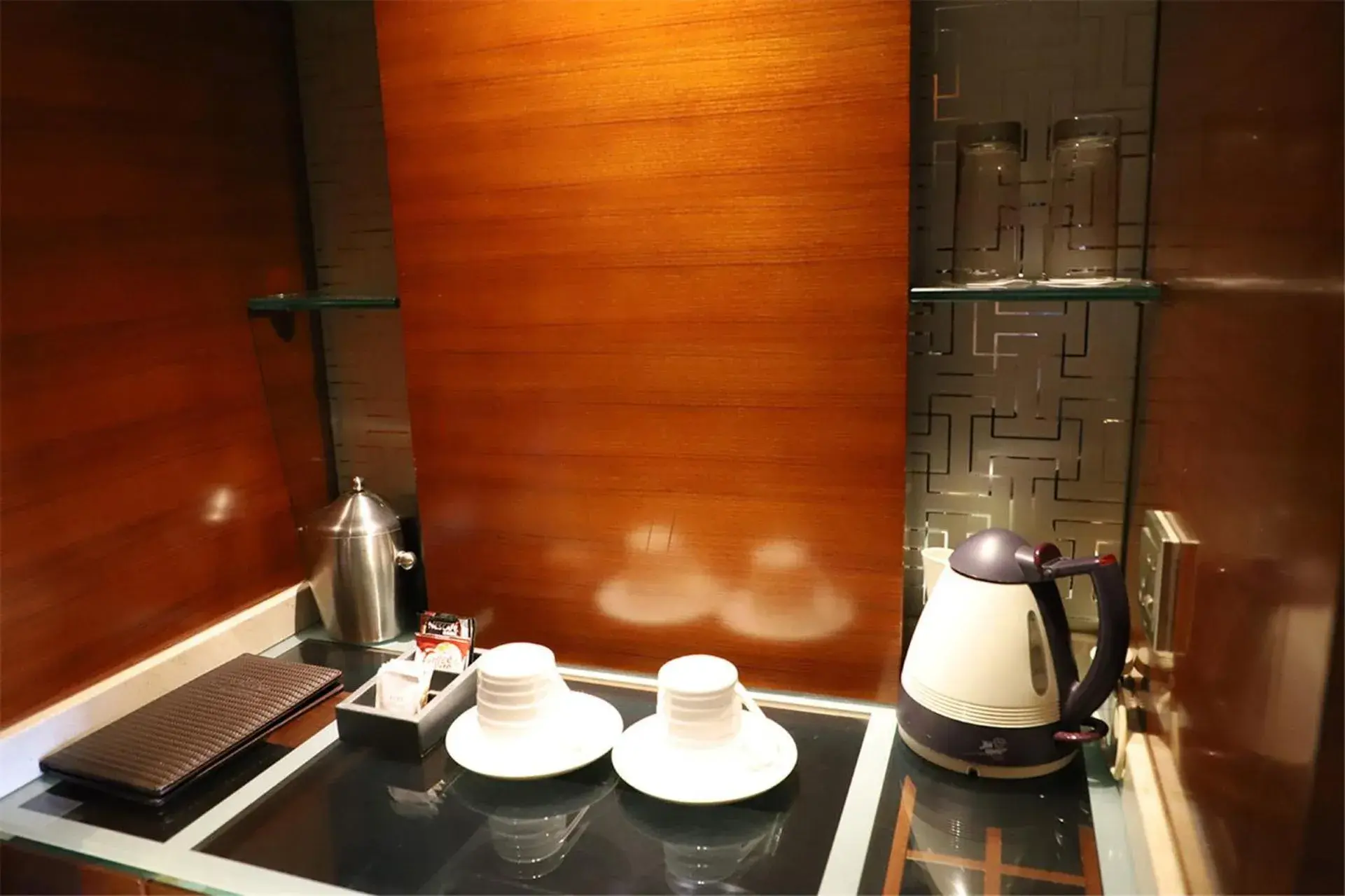 Photo of the whole room, Kitchen/Kitchenette in Crowne Plaza Shenyang Parkview, an IHG Hotel