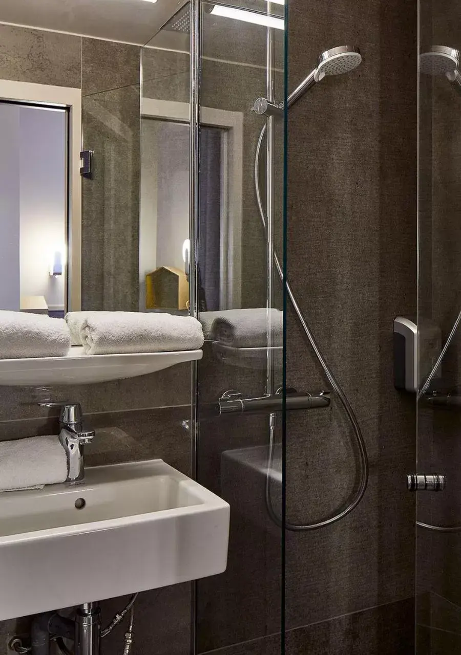 Shower, Bathroom in Hôtel de Roubaix