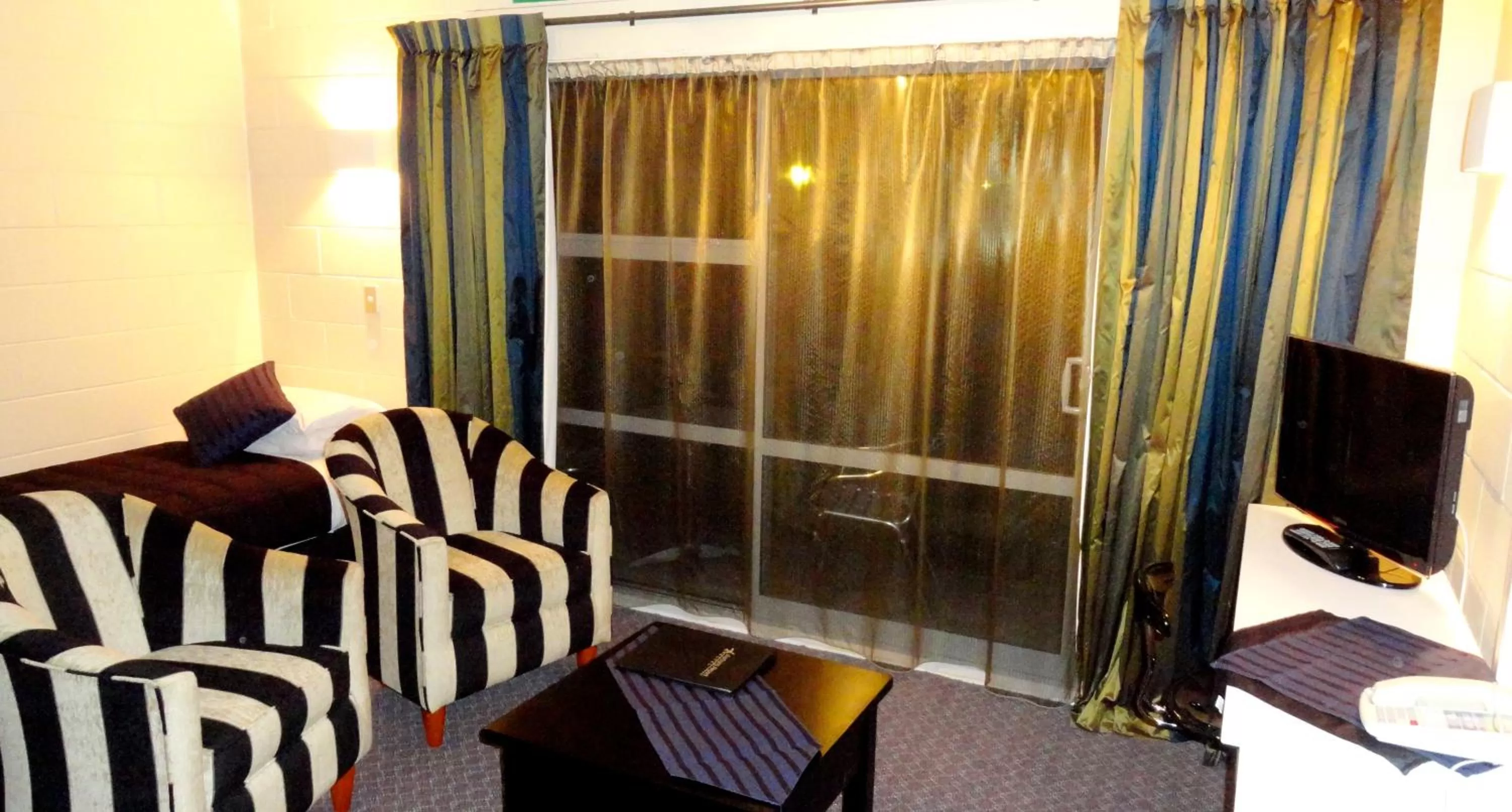 TV and multimedia, Bed in Aarburg Airport Motel