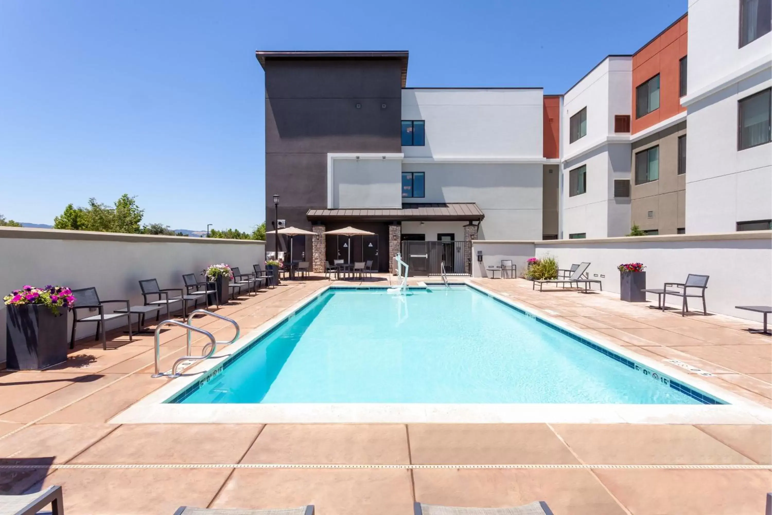 Swimming Pool in Residence Inn Livermore