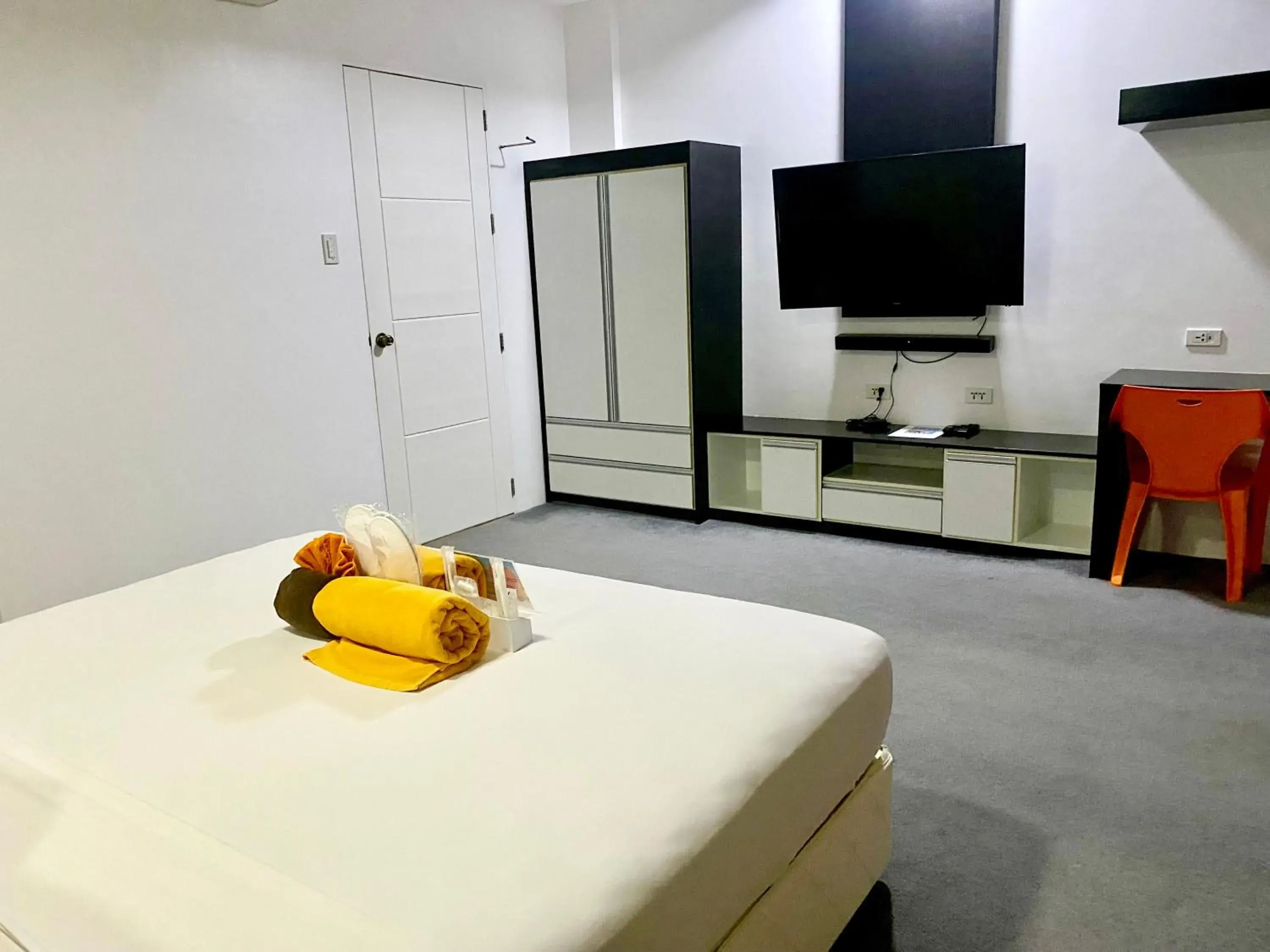 Bedroom, TV/Entertainment Center in Lalaguna Villas Luxury Dive Resort and Spa