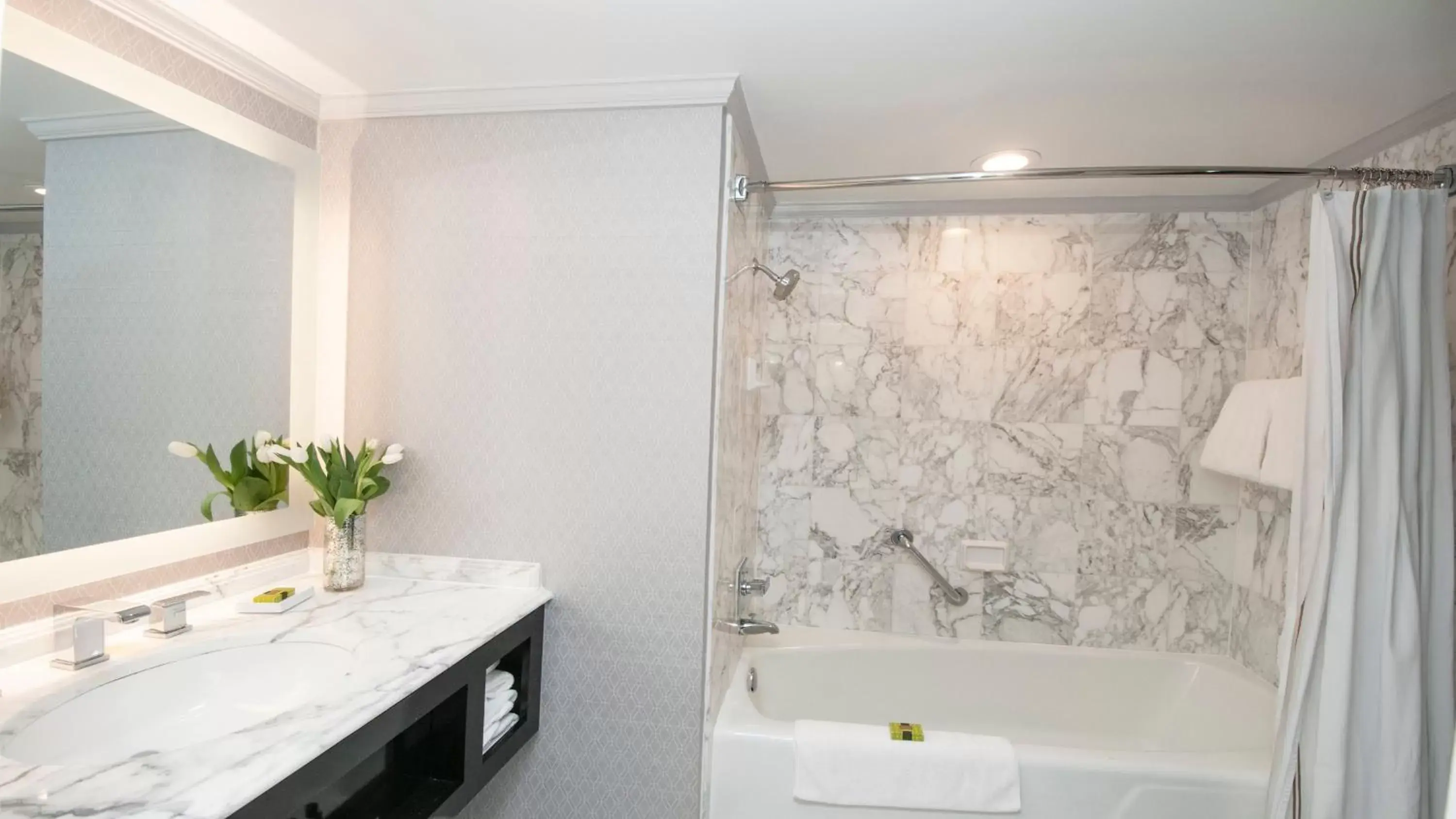 Premium King Room with Balcony and Plaza View in InterContinental Kansas City at the Plaza by IHG Premium King Room with Balcony and Plaza View in InterContinental Kansas City at the Plaza by IHG