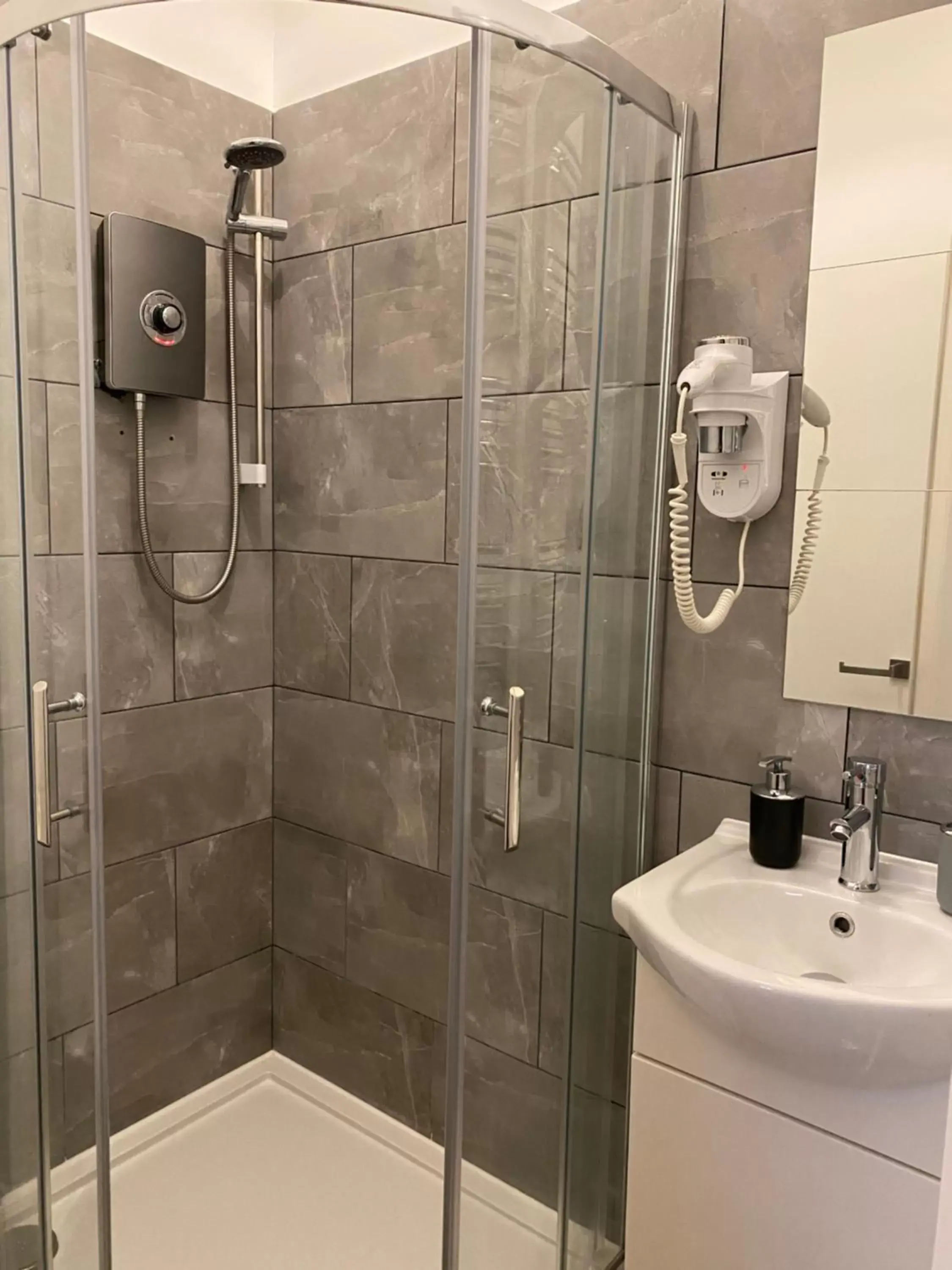 Shower, Bathroom in Royal Mile Balconies by the Castle