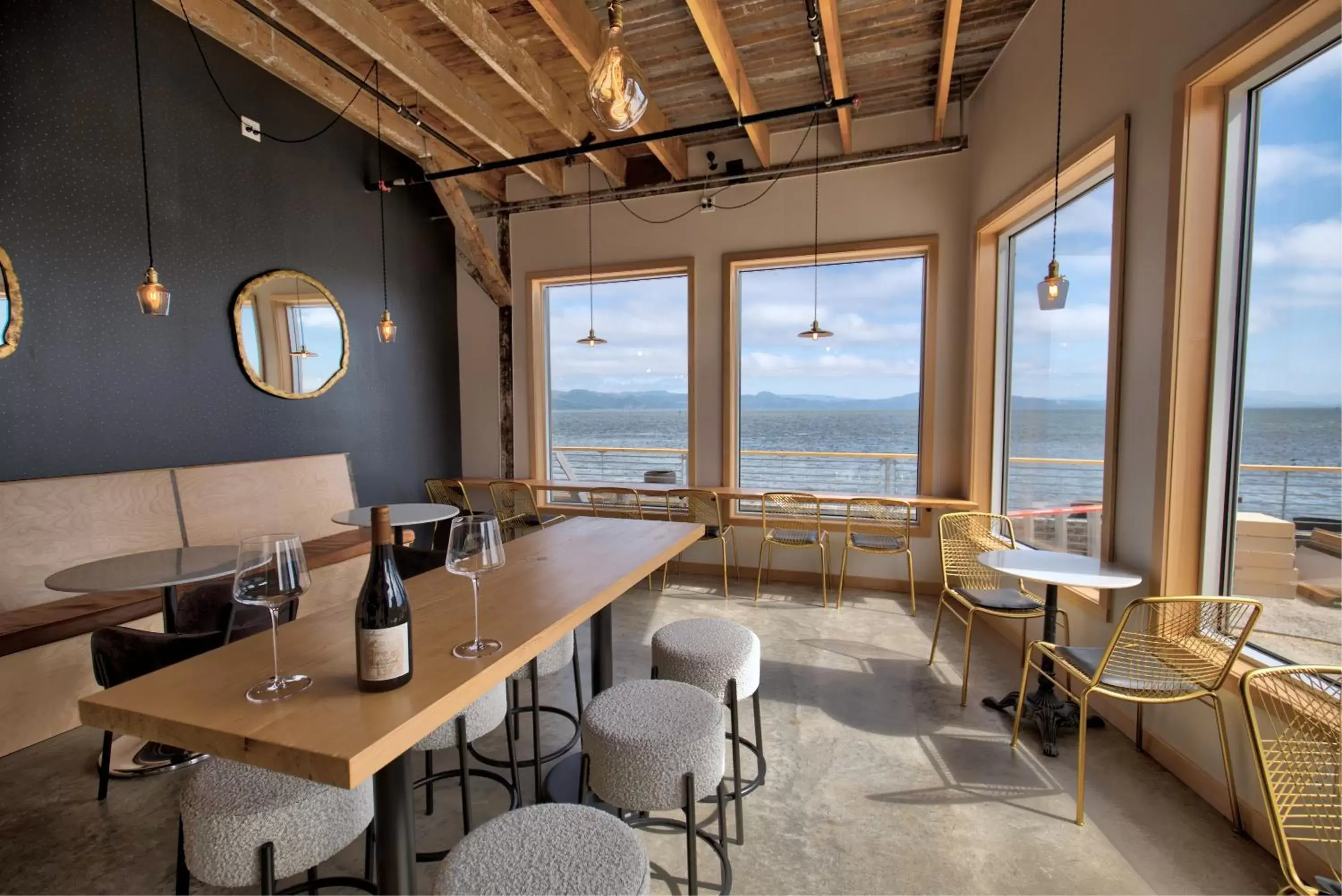 Lounge or bar in Bowline Hotel Lounge or bar in Bowline Hotel