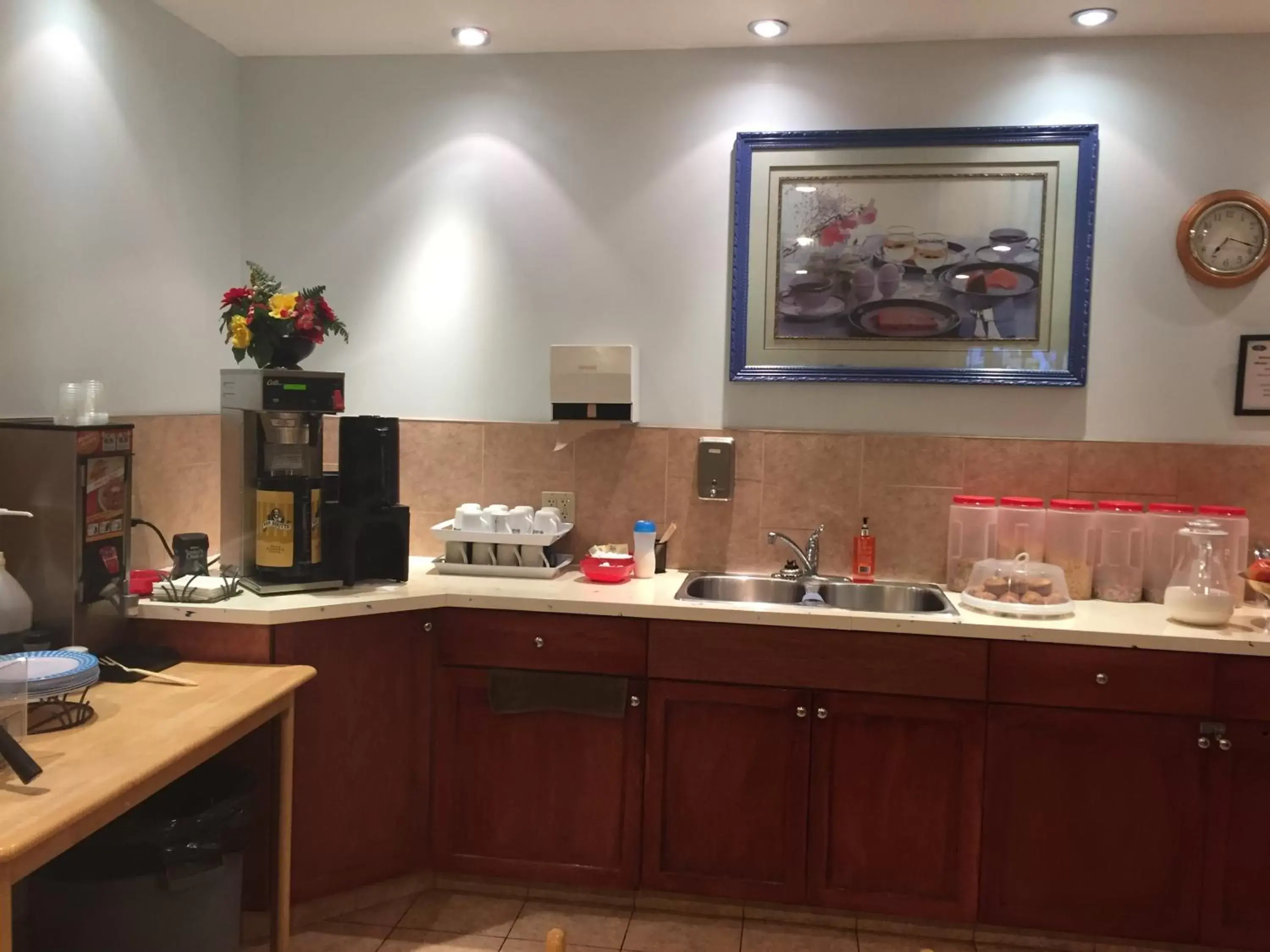 Kitchen/Kitchenette in Travel Inn & Suites