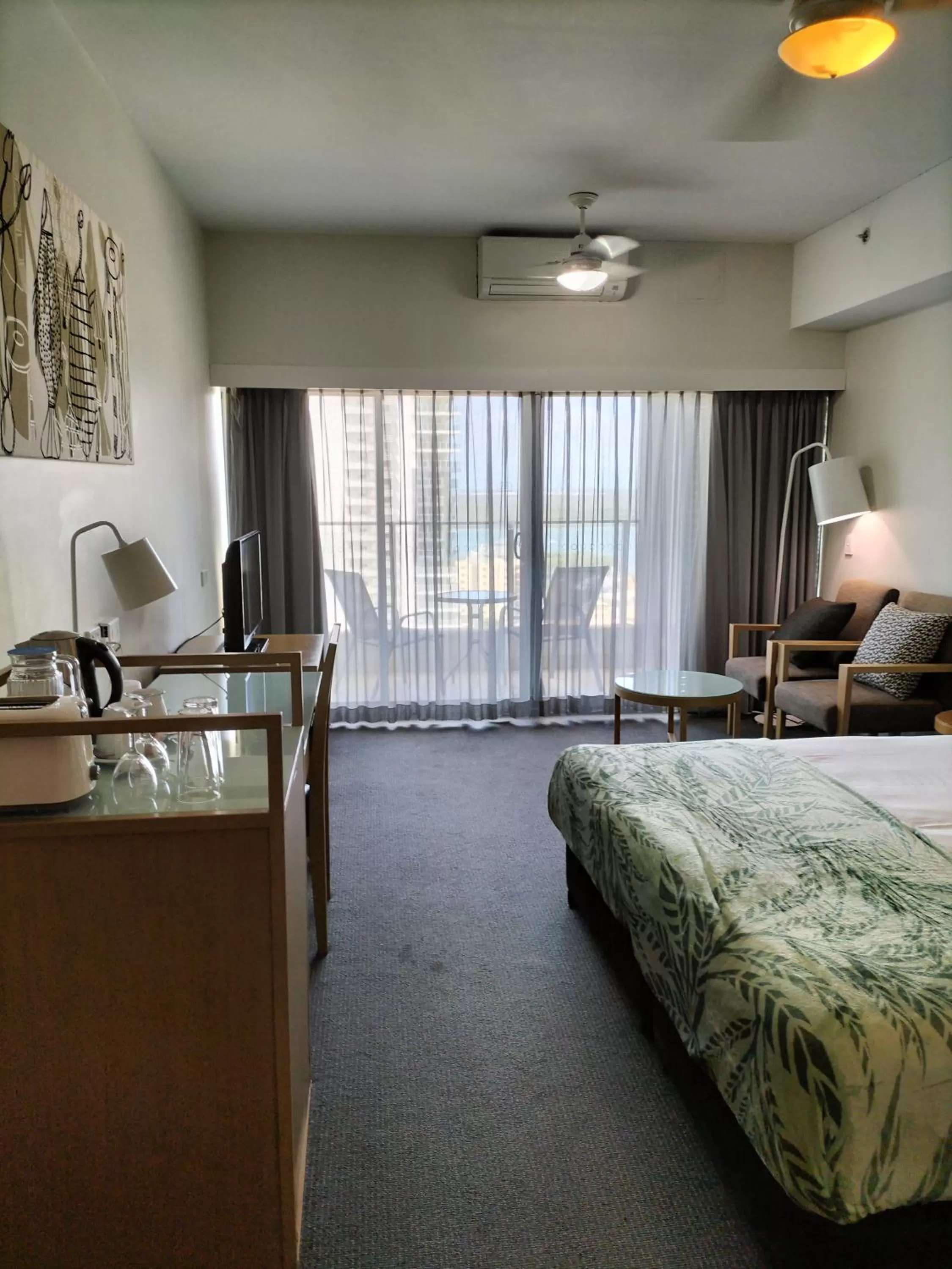 Deluxe Double Room with Balcony and Sea View in Darwin Harbour Suites