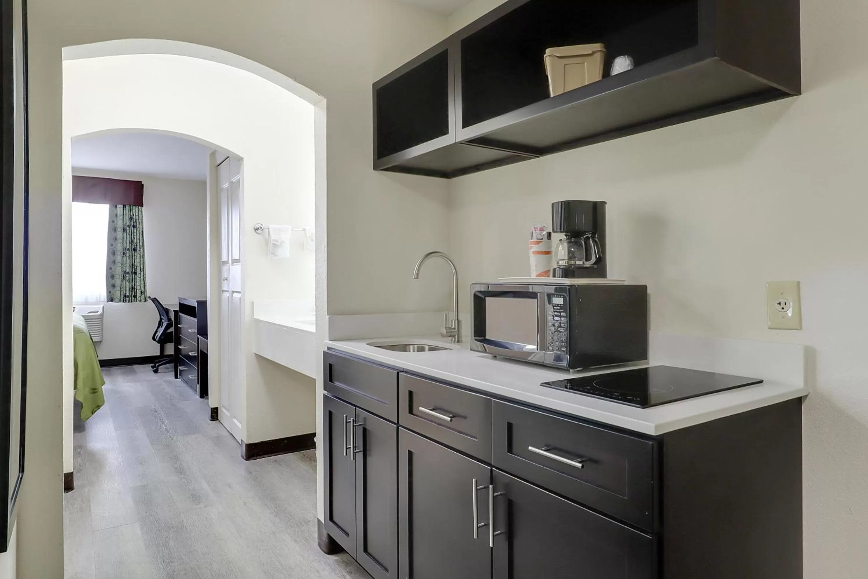 Kitchen or kitchenette, Kitchen/Kitchenette in Quality Suites Albuquerque Airport