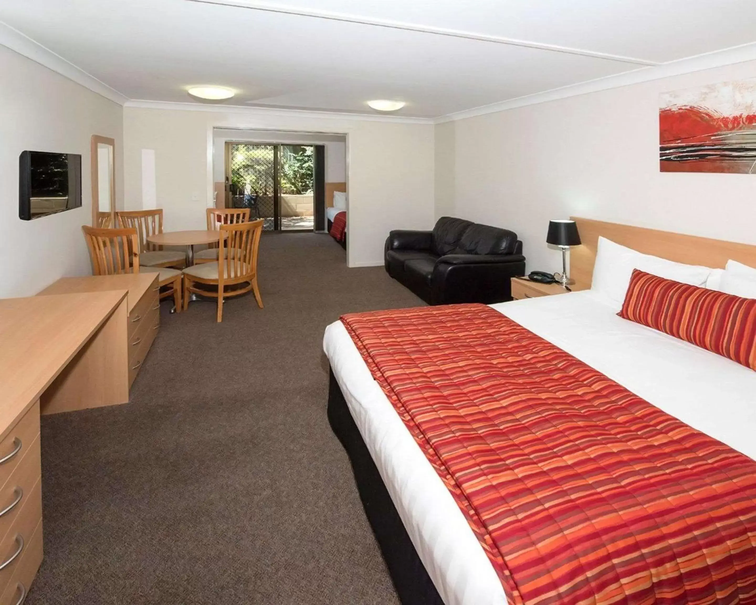 Photo of the whole room in Comfort Inn Grammar View