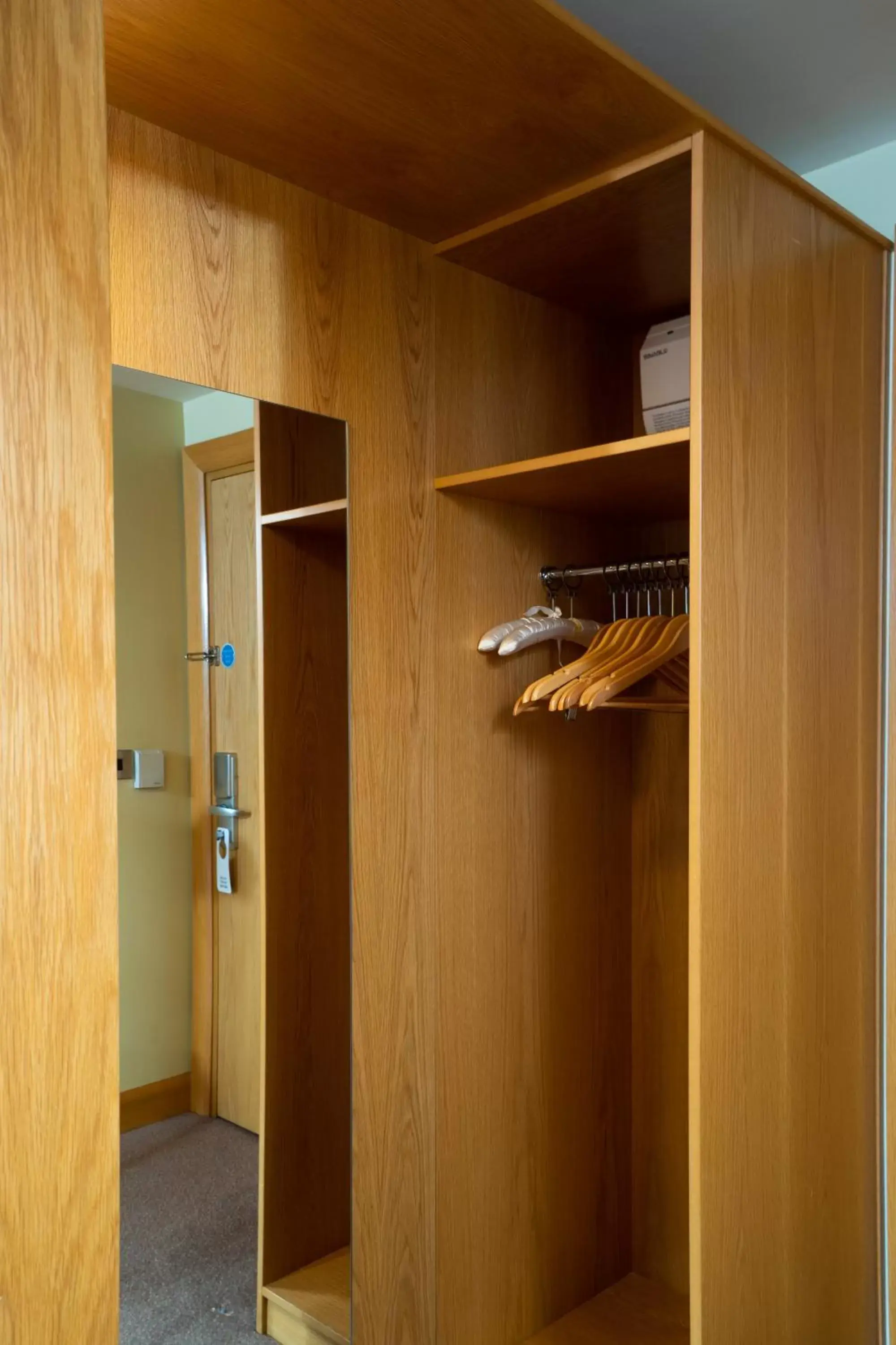 wardrobe, Bathroom in Belmore Court & Motel