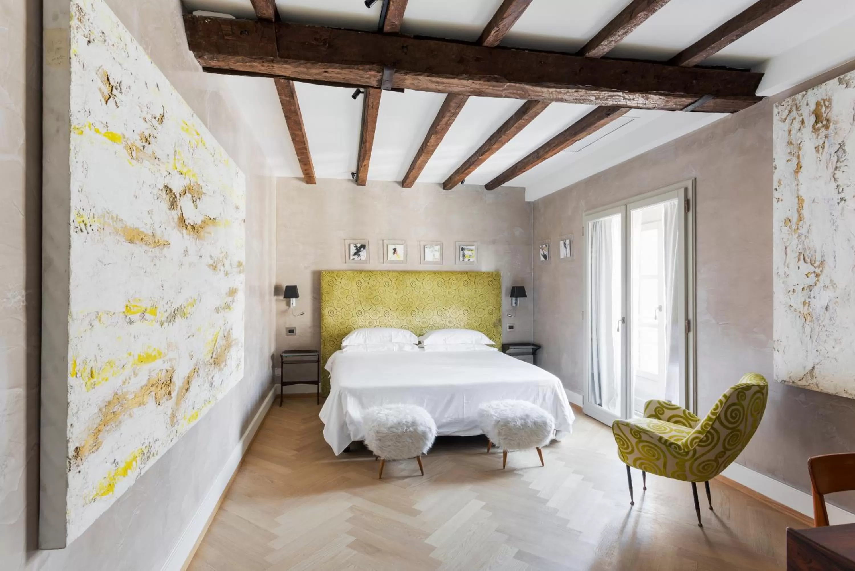 Quiet street view, Bed in Galleria Vik Milano - Townhouse Galleria - Small Luxury Hotels of the World