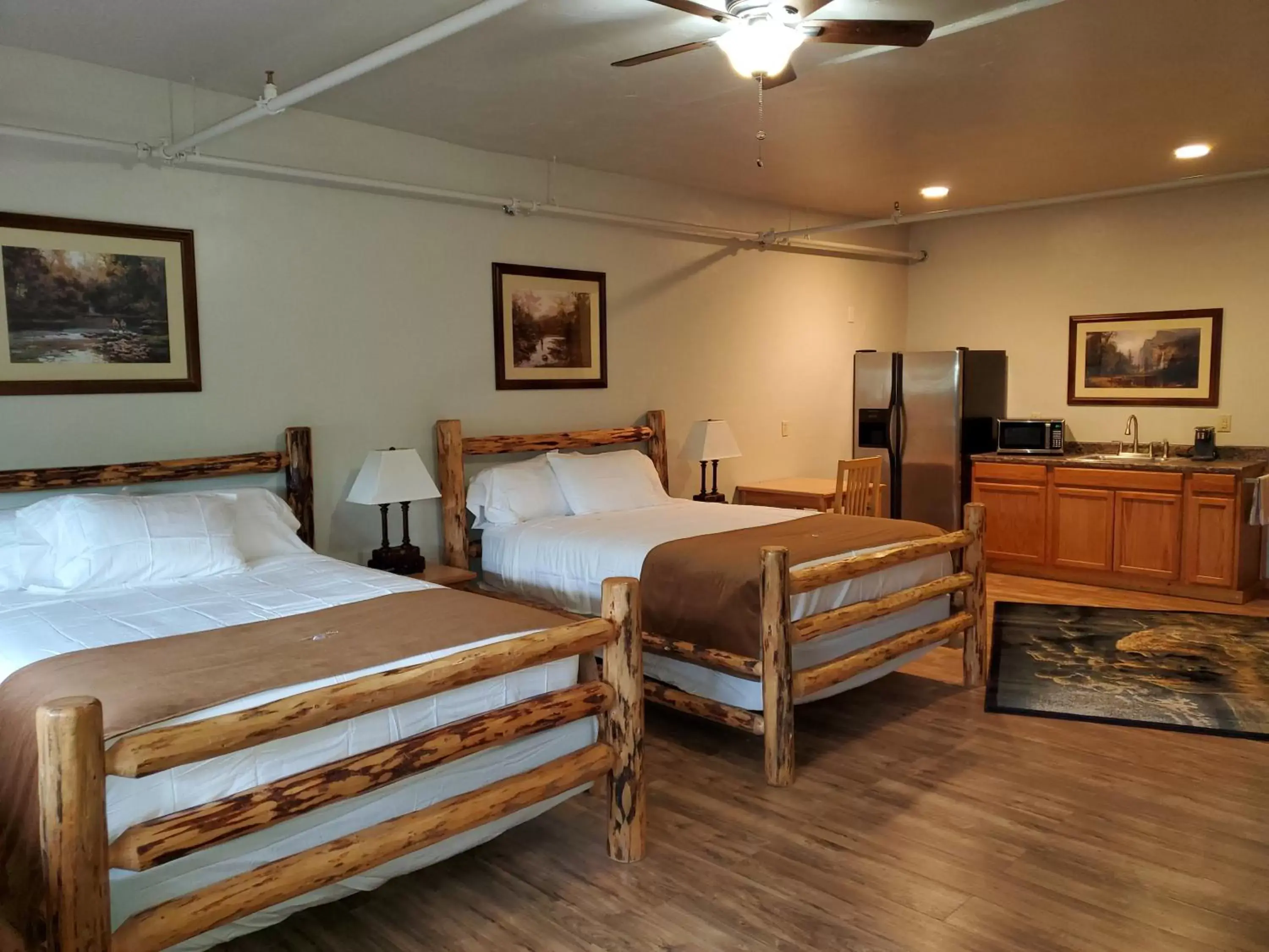 Photo of the whole room, Bed in Buffalo Lodge of Bigfork