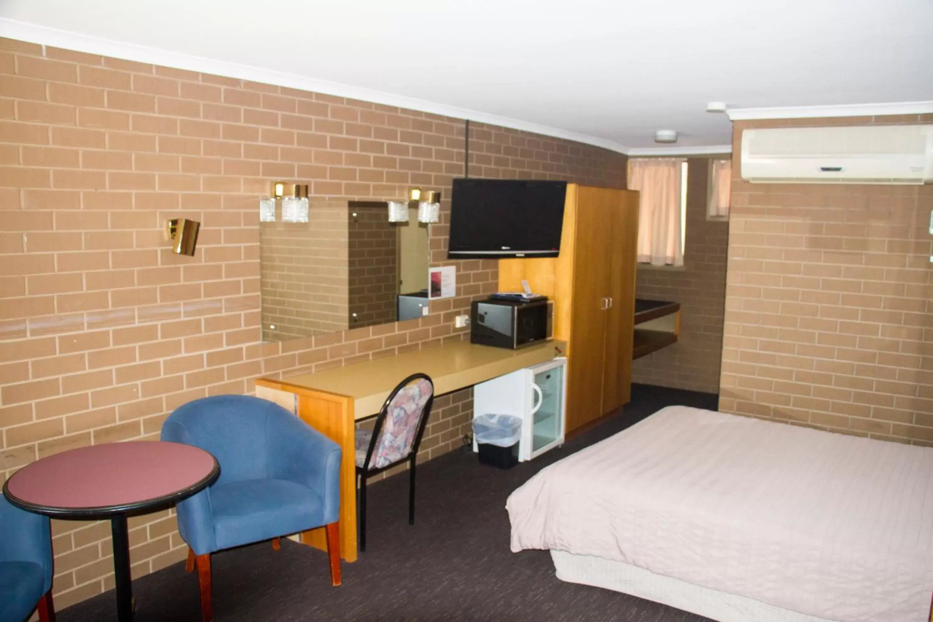 Photo of the whole room, TV/Entertainment Center in Mildura Motor Inn