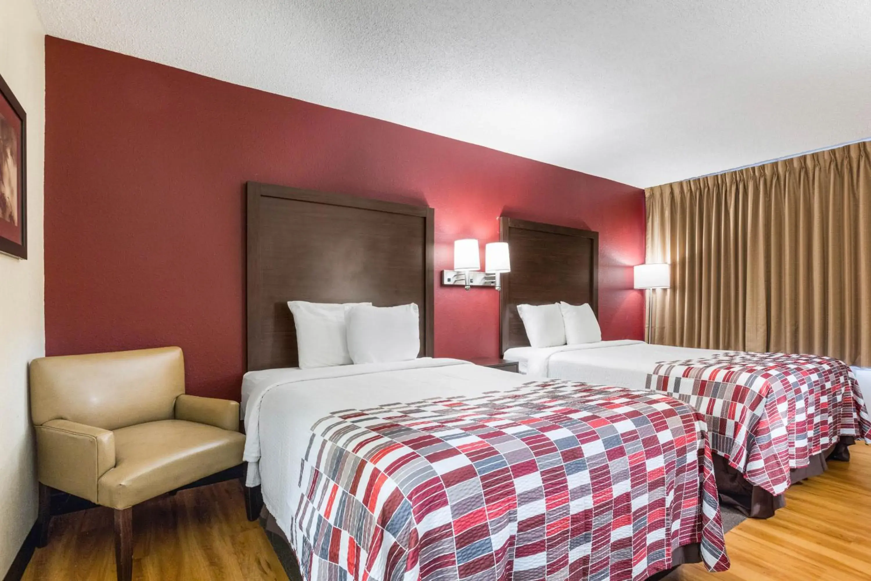 Photo of the whole room, Bed in Red Roof Inn Cincinnati Airport–Florence/ Erlanger