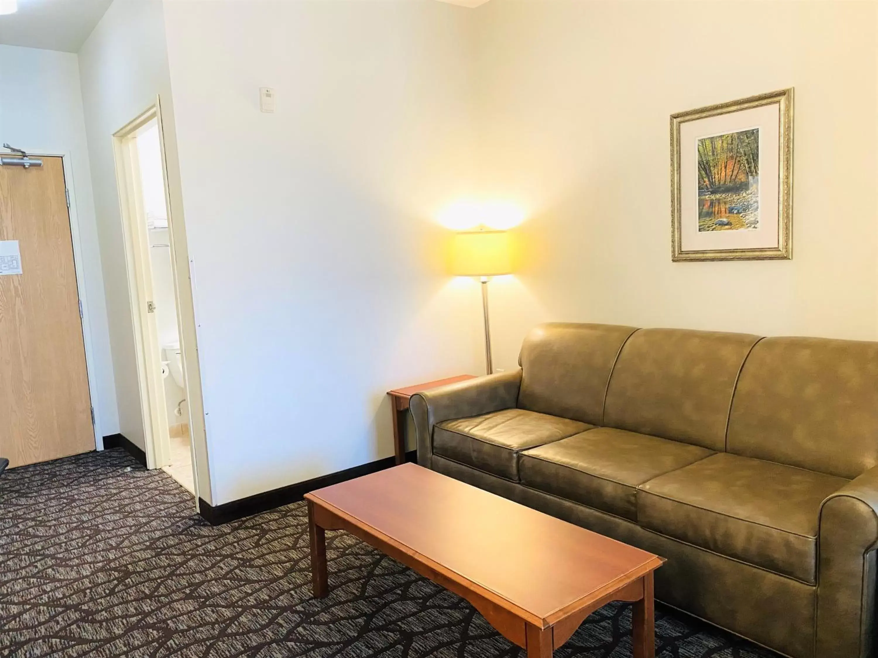 Living room, Seating Area in Quality Inn & Suites Sequim at Olympic National Park