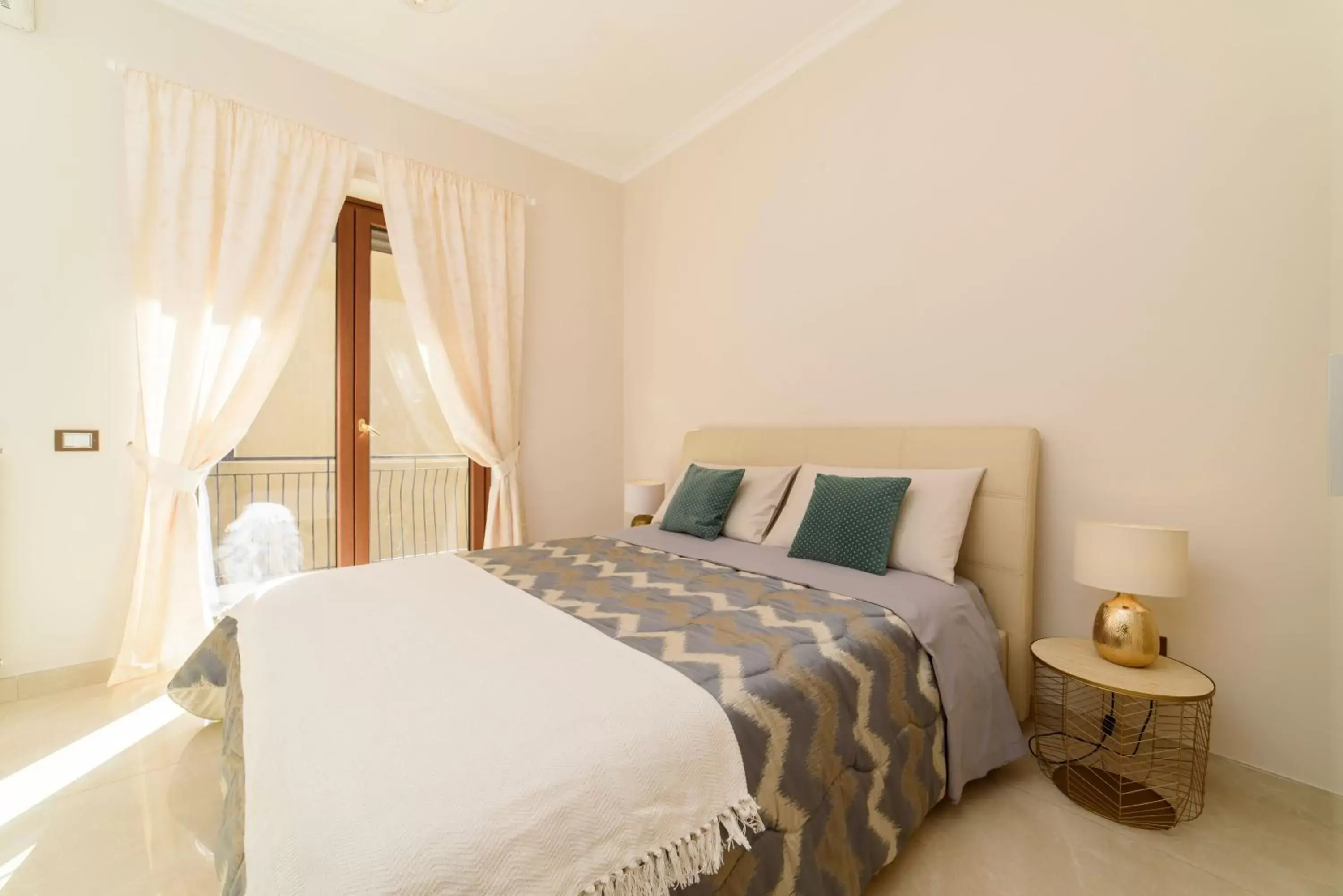 Bedroom, Bed in HomeAway Salerno