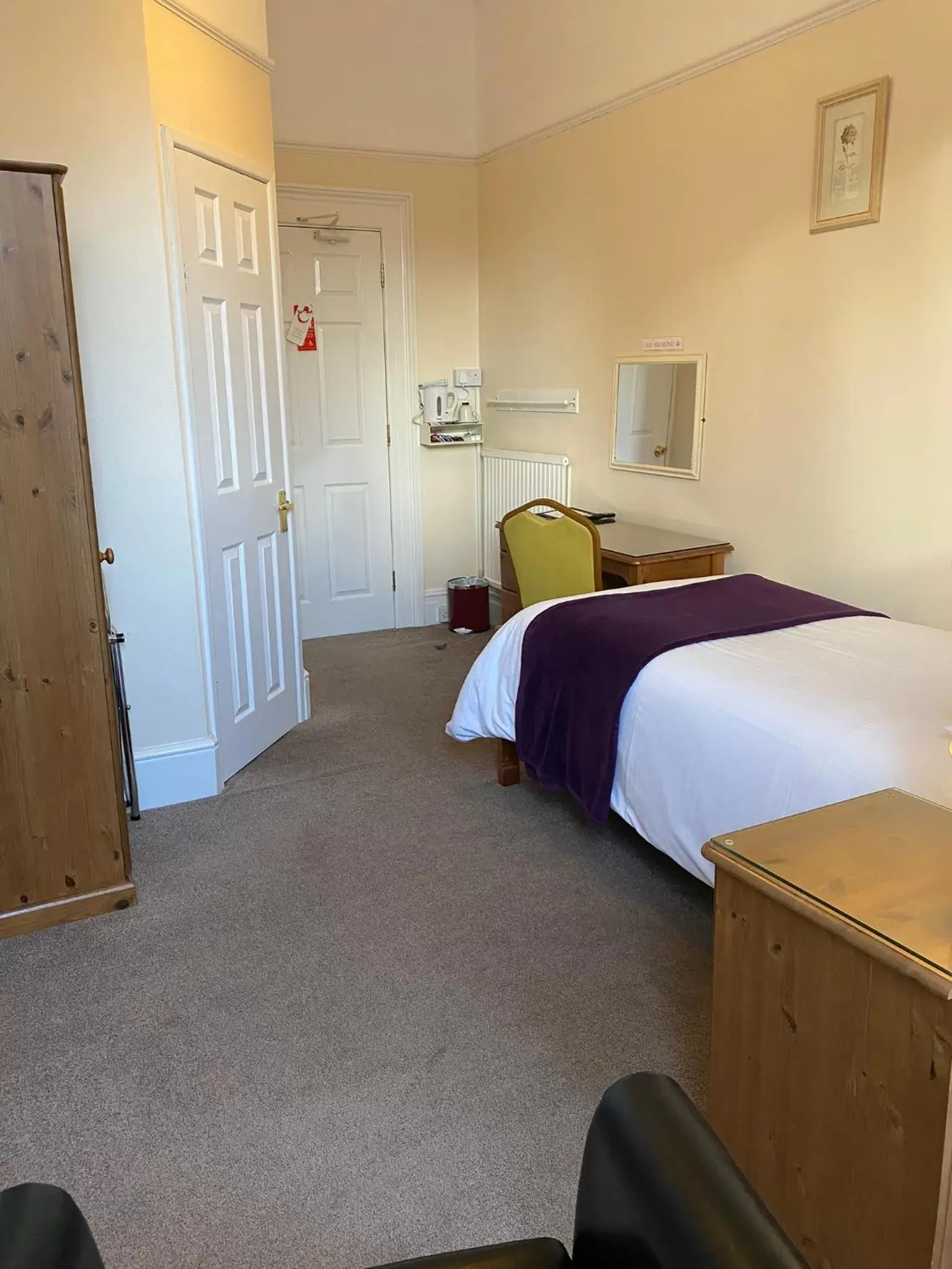 Photo of the whole room, Bed in Paignton Court