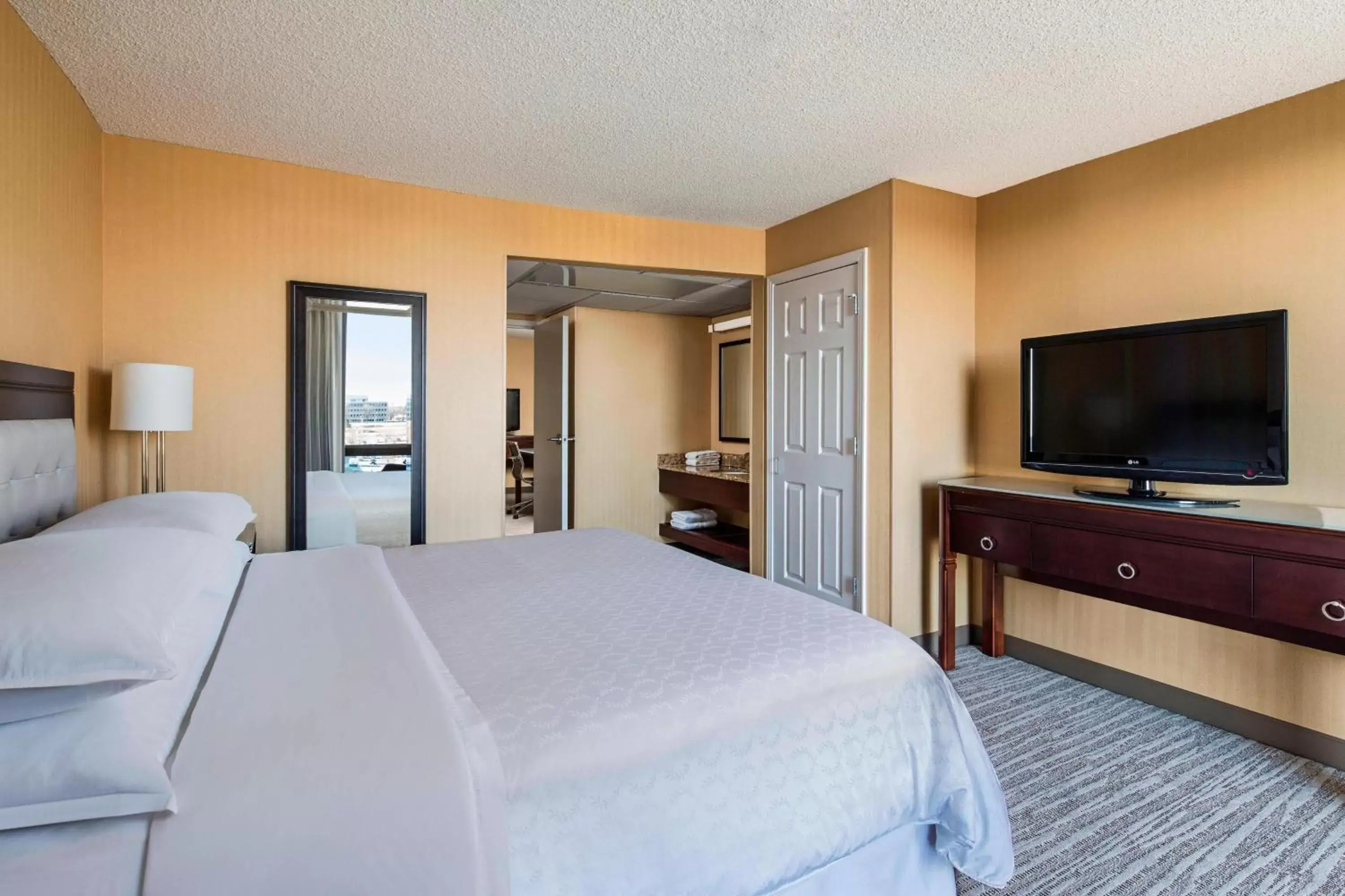 Bedroom, TV/Entertainment Center in Sheraton West Des Moines