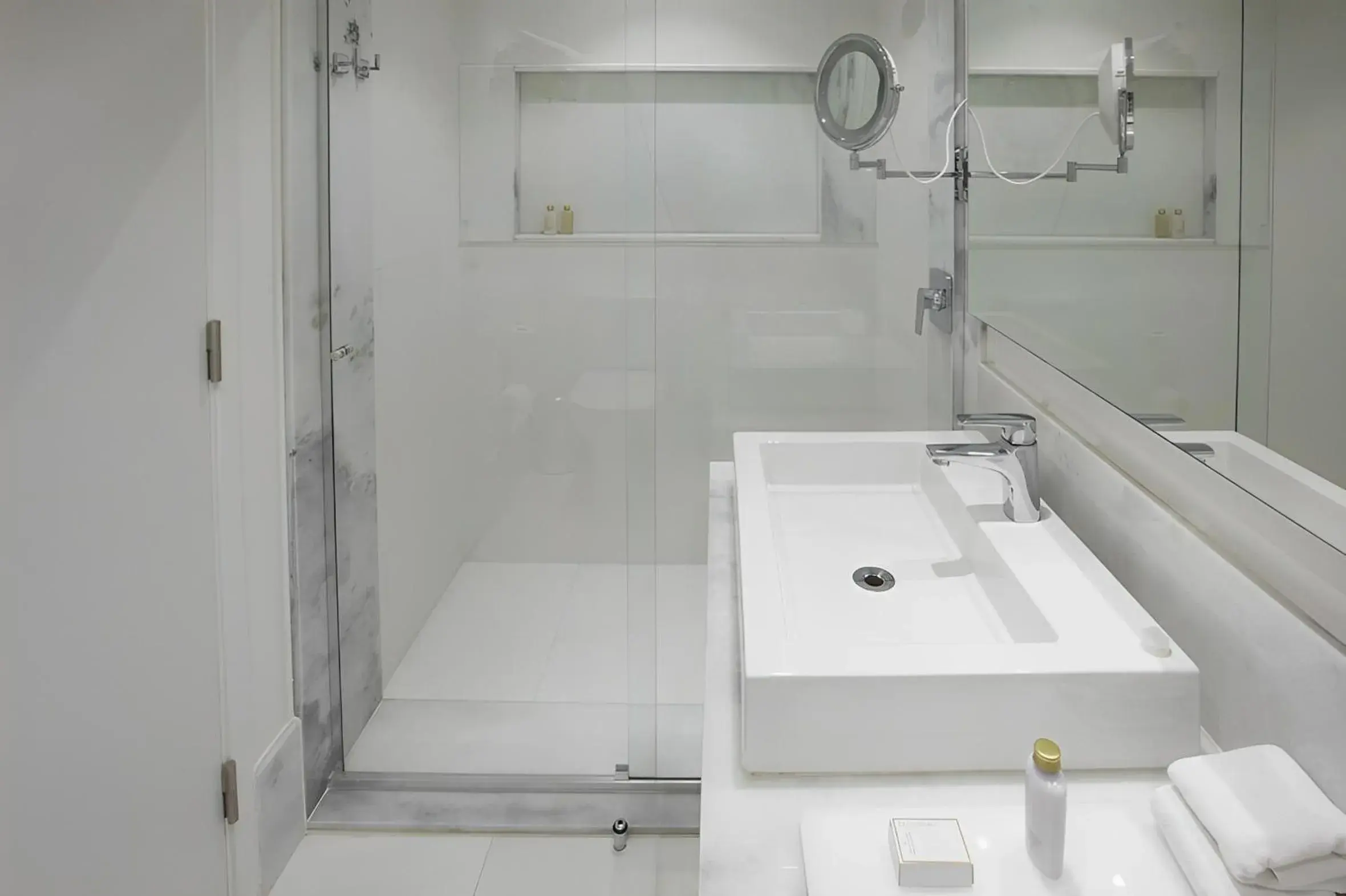 Bathroom in Vogue Square Fashion Hotel by Lenny Niemeyer