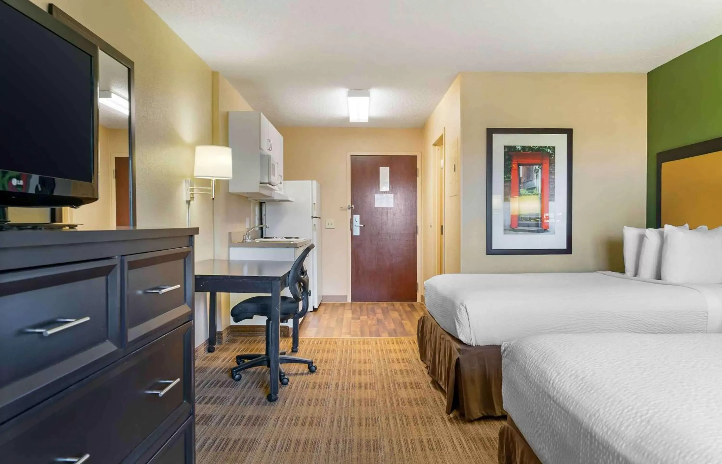 Bedroom, TV/Entertainment Center in Extended Stay America Suites - Detroit - Farmington Hills