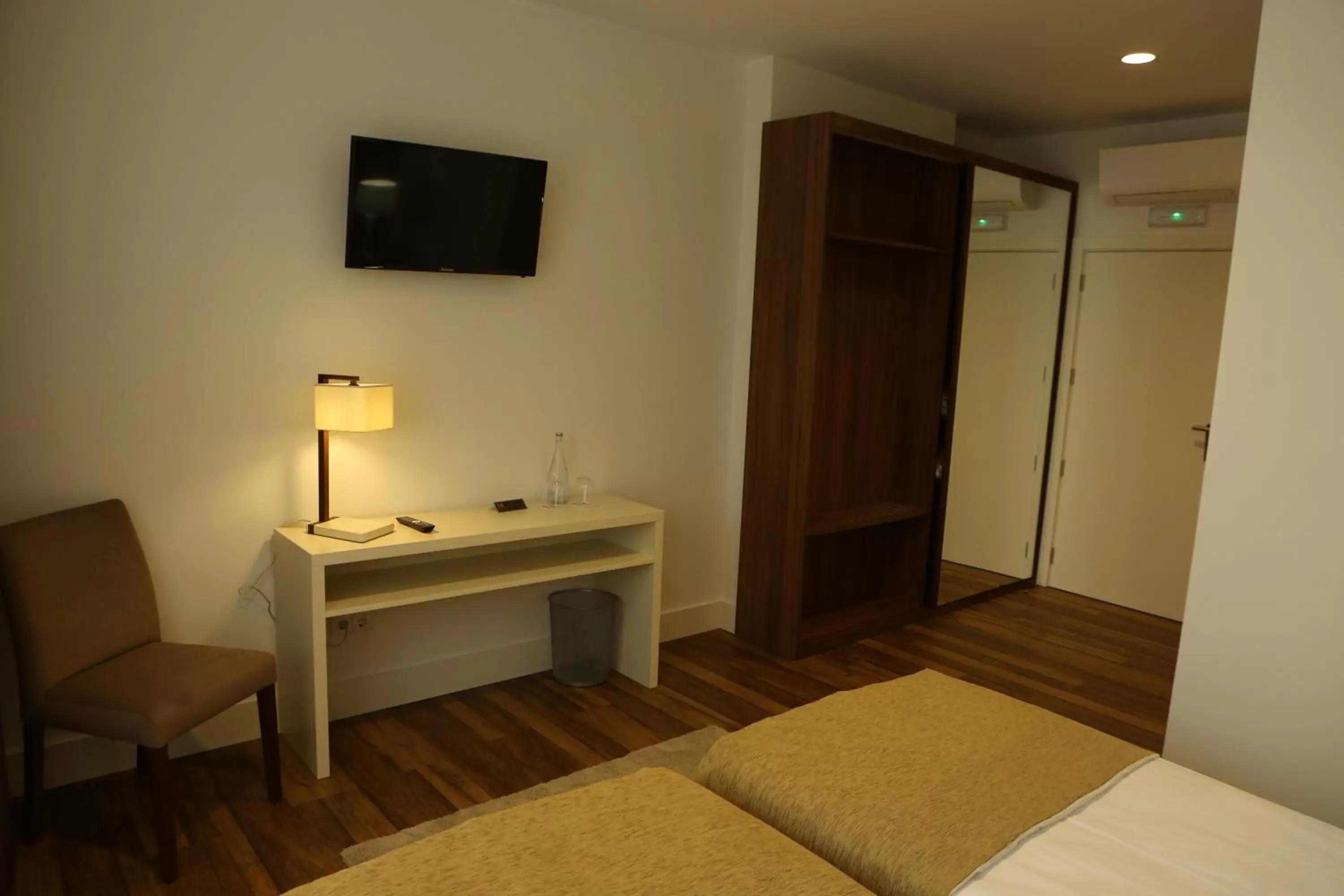 Bedroom, TV/Entertainment Center in Hotel Solar do Rebolo