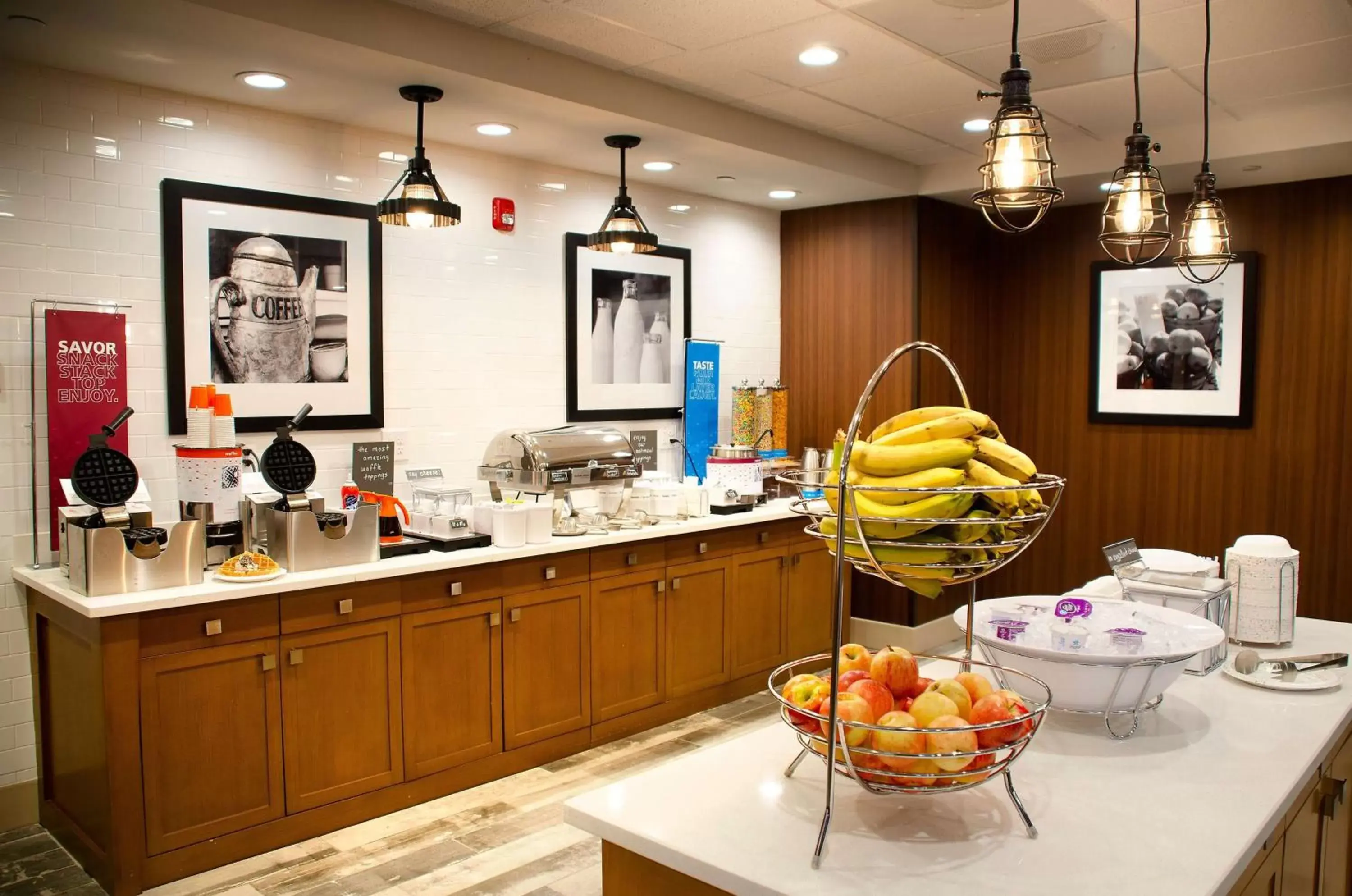 Dining area, Food in Hampton Inn Lebanon