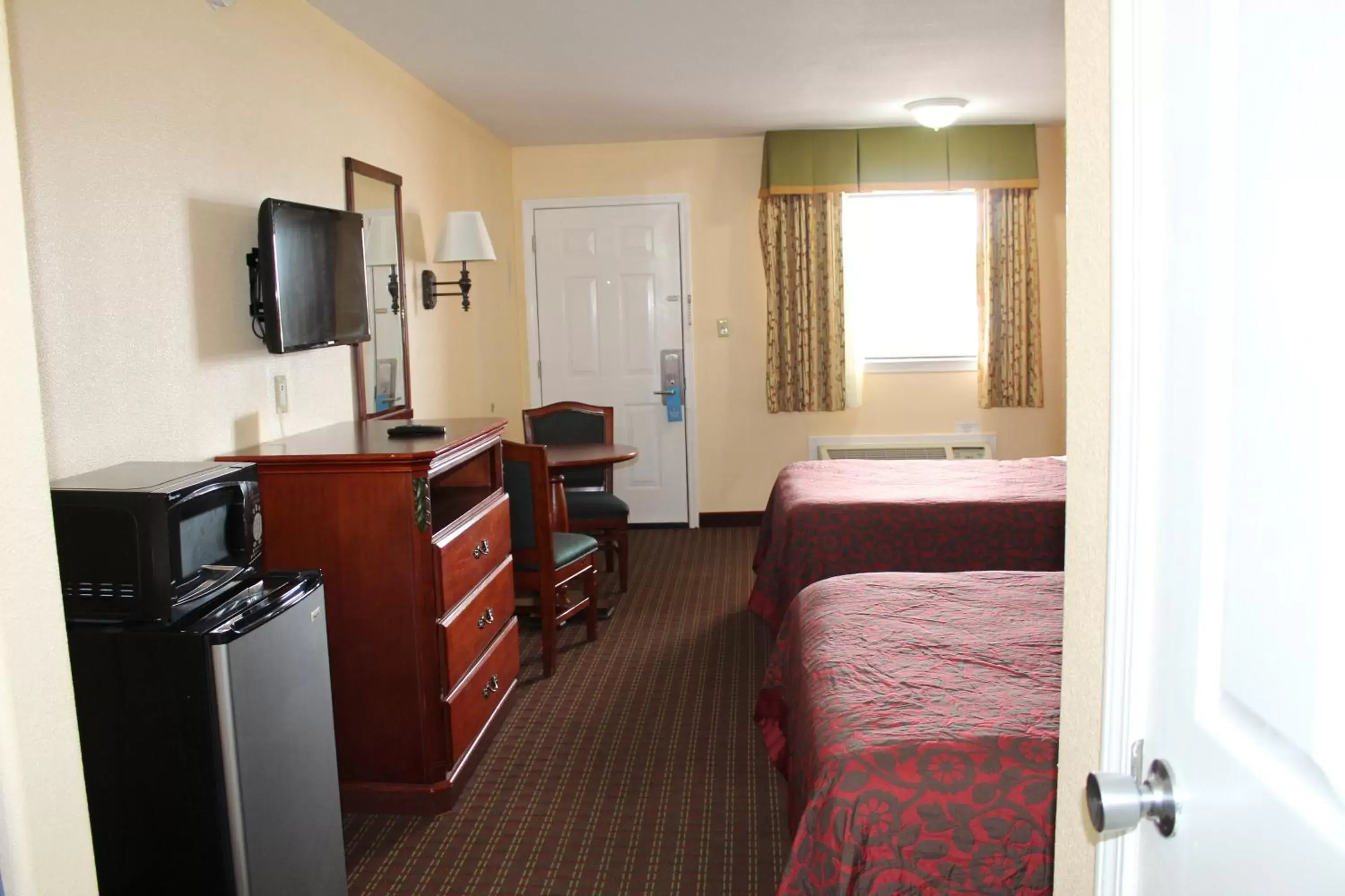 Photo of the whole room, TV/Entertainment Center in Days Inn by Wyndham Temple