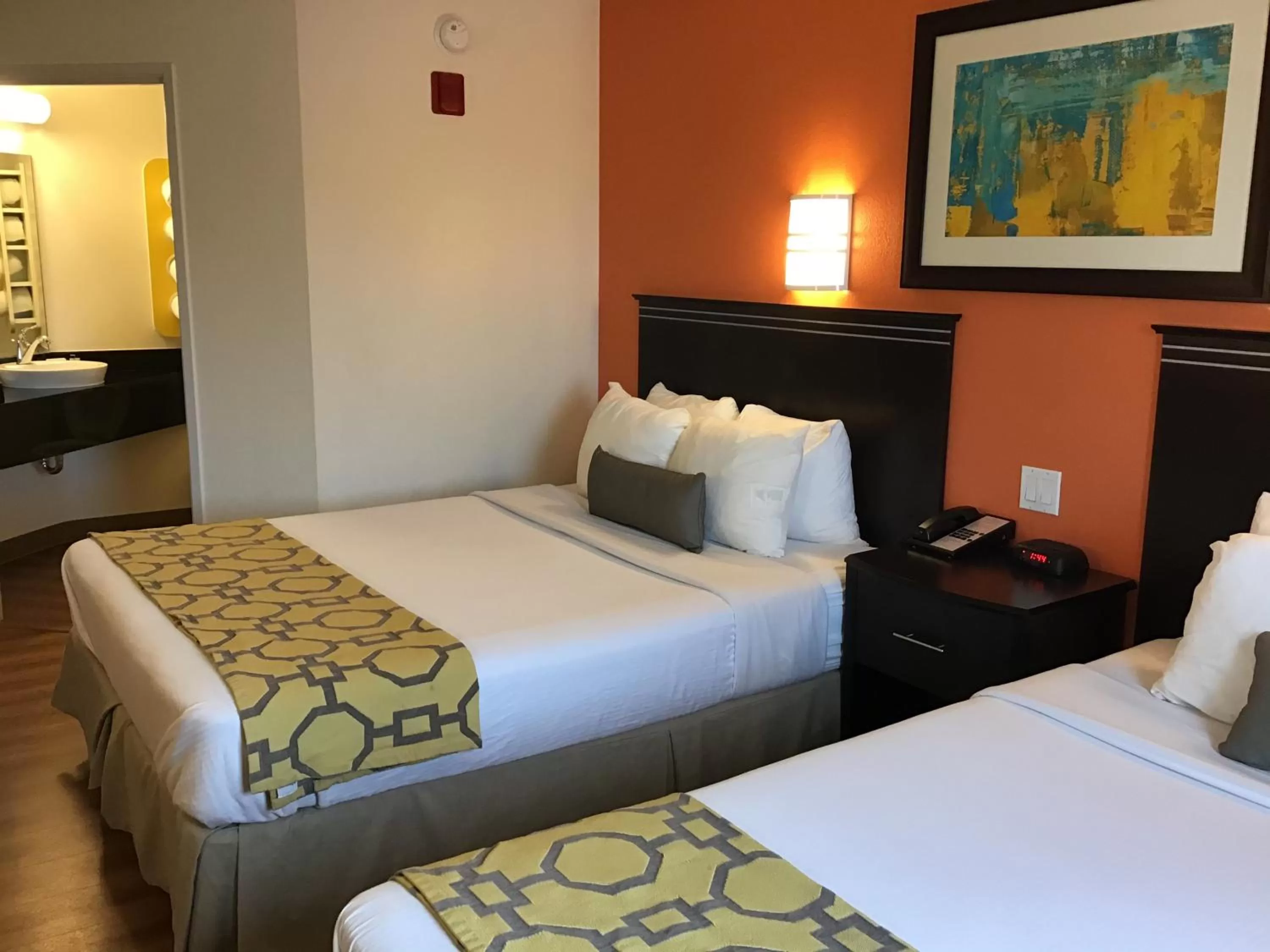 Bedroom, Bed in Baymont by Wyndham Sheridan