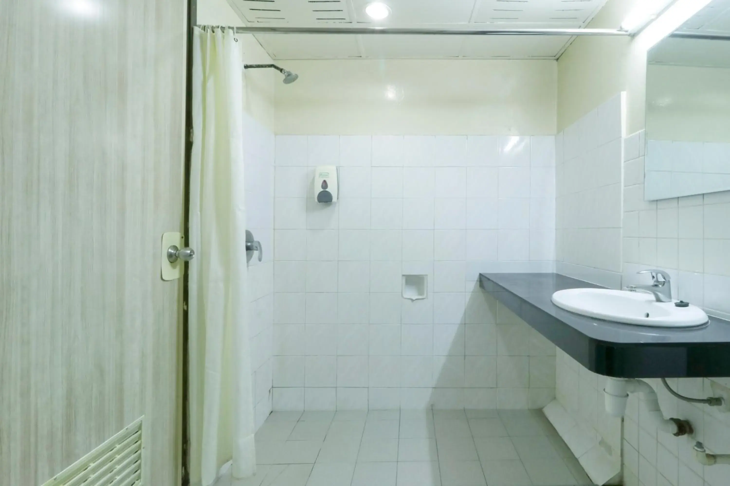 Bathroom in Nan Yeang Hotel