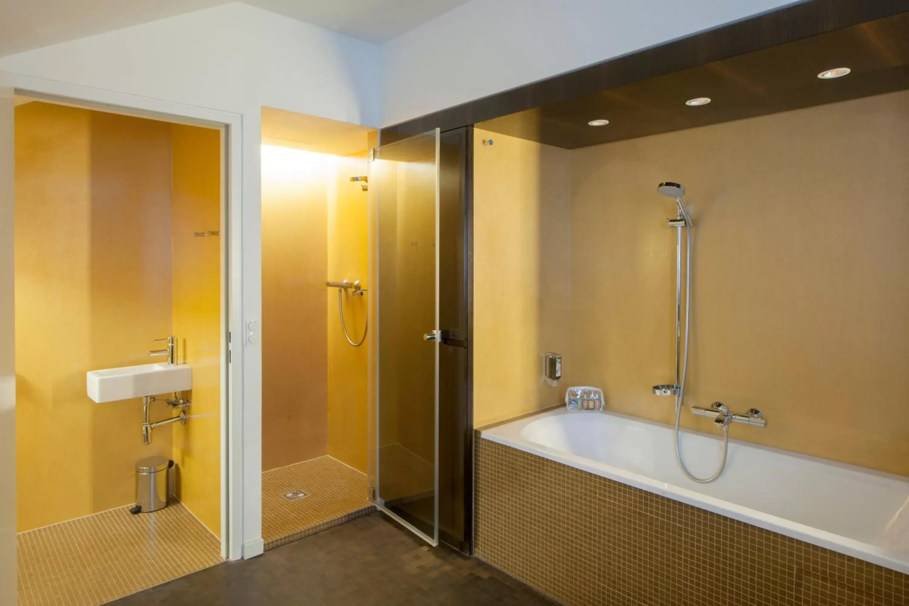 Shower, Bathroom in Alma Boutique-Hotel