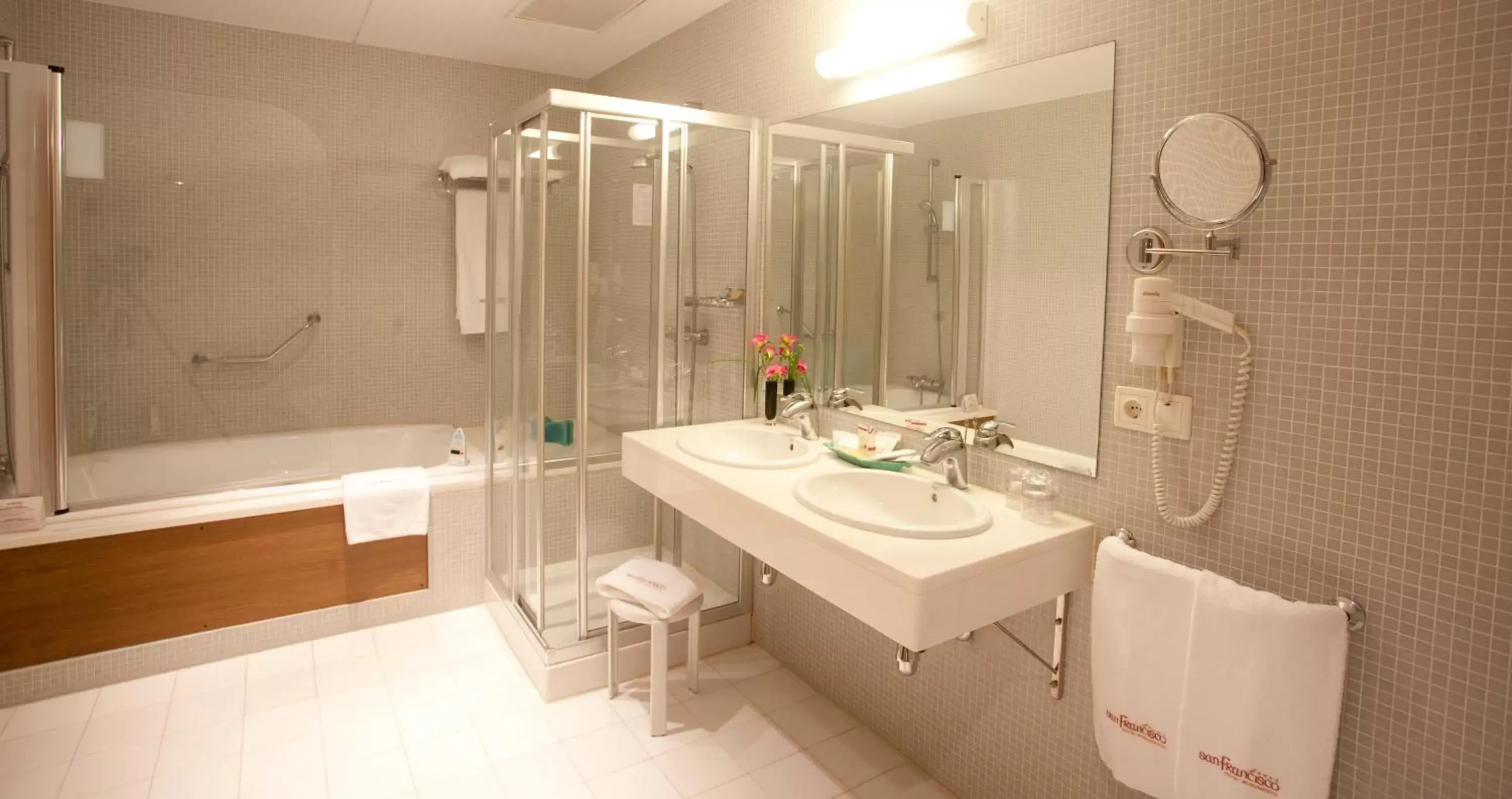 Bathroom in San Francisco Hotel Monumento Bathroom in San Francisco Hotel Monumento