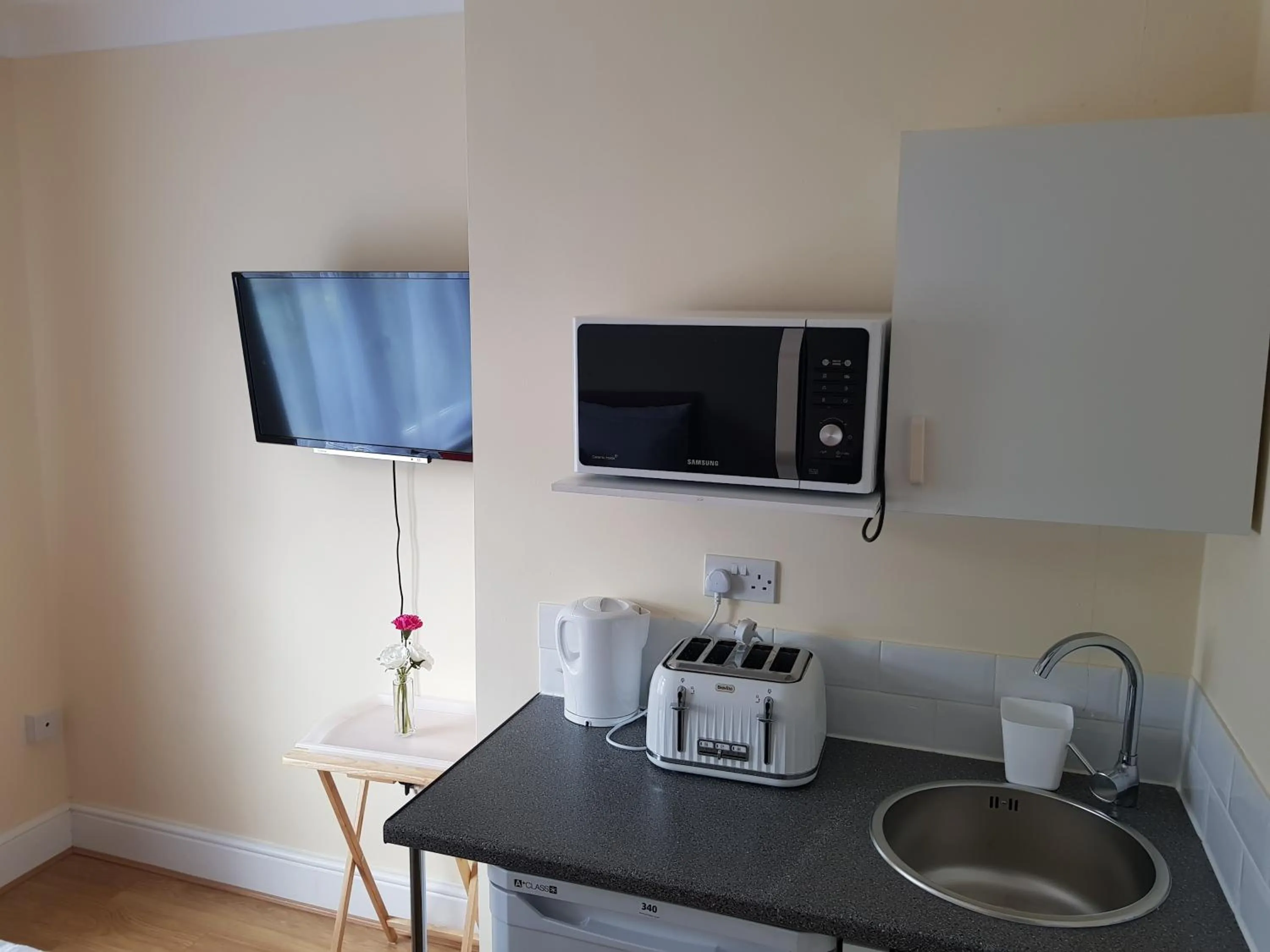 Kitchen or kitchenette in Kathleen House Plus